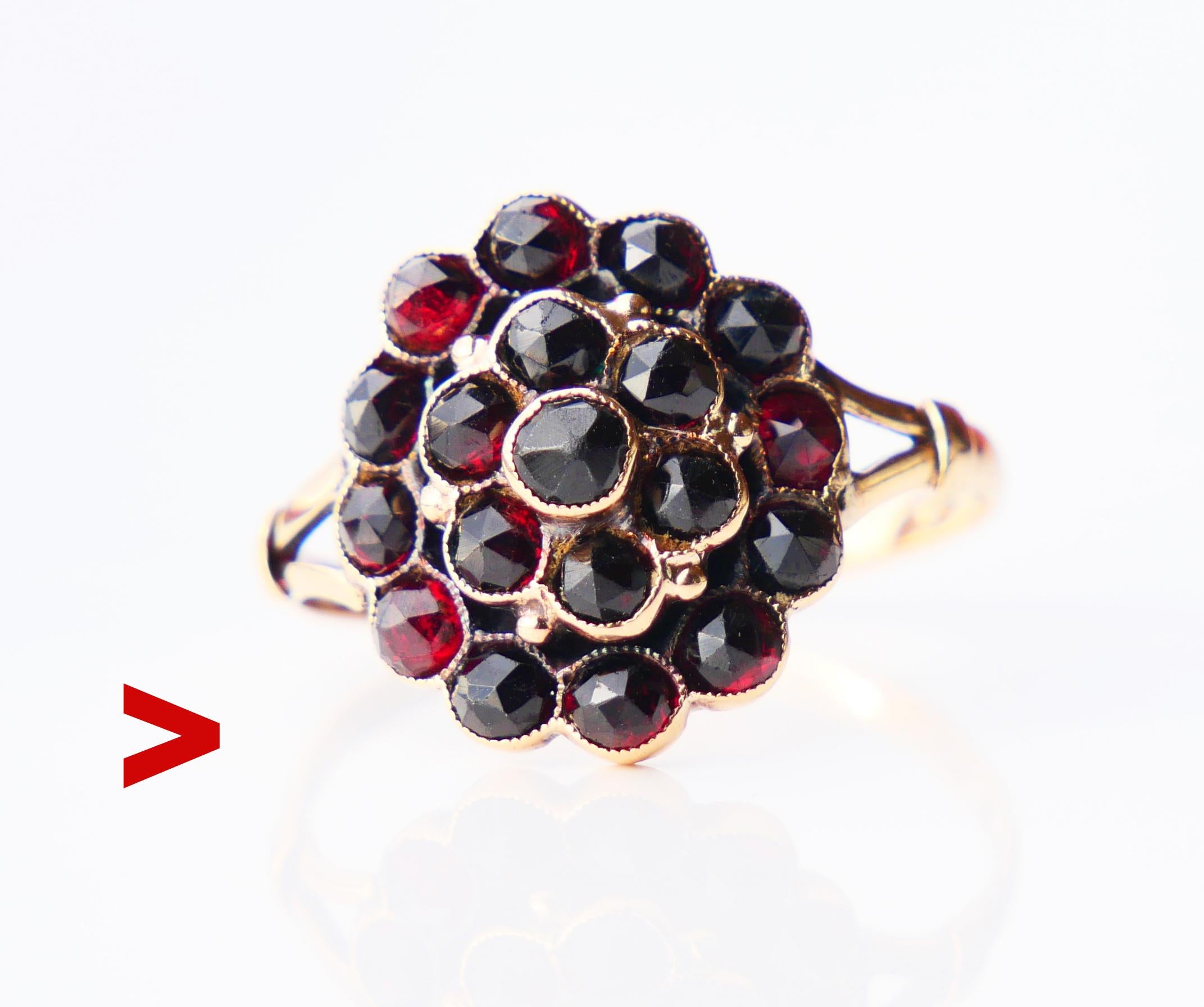Incantevole anello austriaco con due livelli di granati di Boemia rosso scuro a grappolo di uguali dimensioni disposti a fiore.

Parti metalliche in oro rosa massiccio 14ct (testato)+19 granati taglio rosa della varietà Pyrope in castoni sicuri.