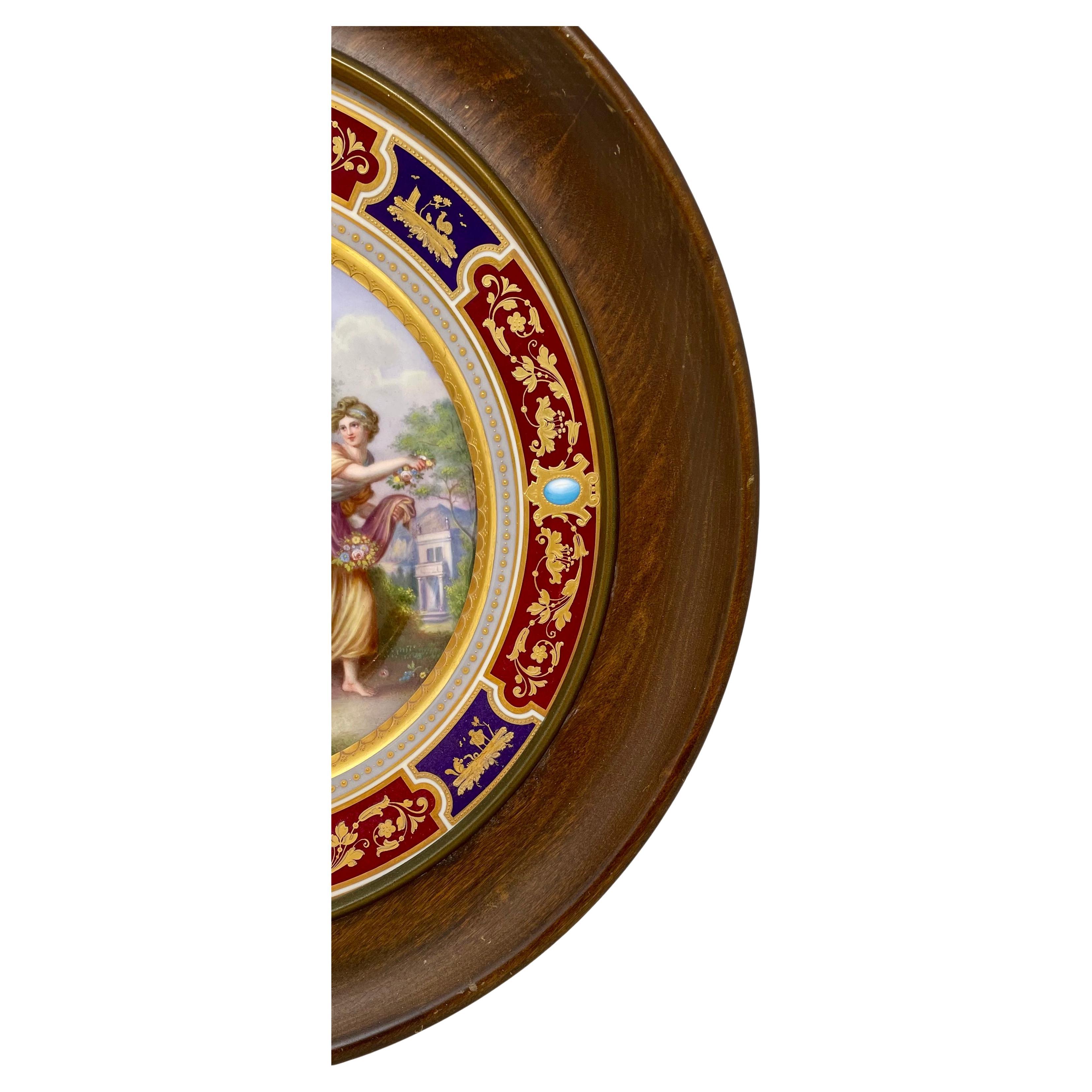 Ancienne assiette en porcelaine autrichienne néoclassique peinte à la main, montée dans un cadre en acajou, signée 