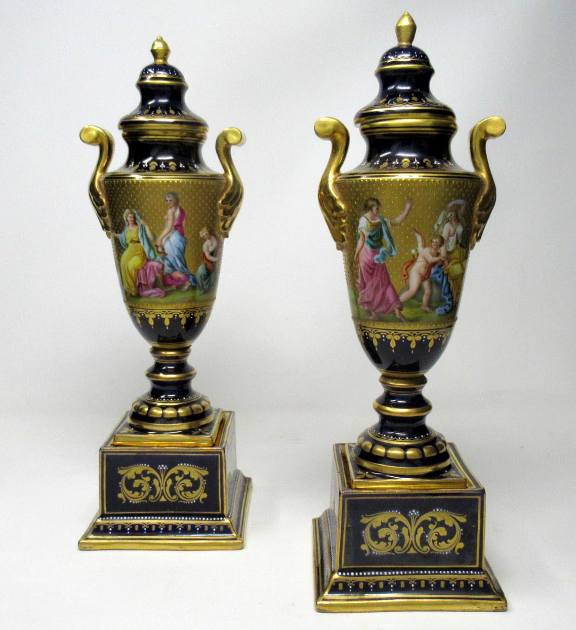 Peint à la main Ancienne paire de vases peints à la main sur le thème de la mythologie, Austrian Royal Vienna Urns en vente