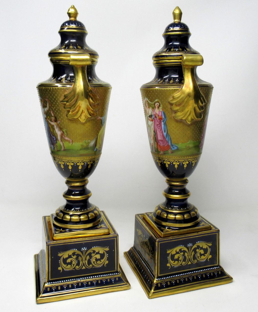 Porcellana Antichi vasi dipinti a mano a tema mitologico austriaci Royal Vienna Coppia di vasi urna in vendita