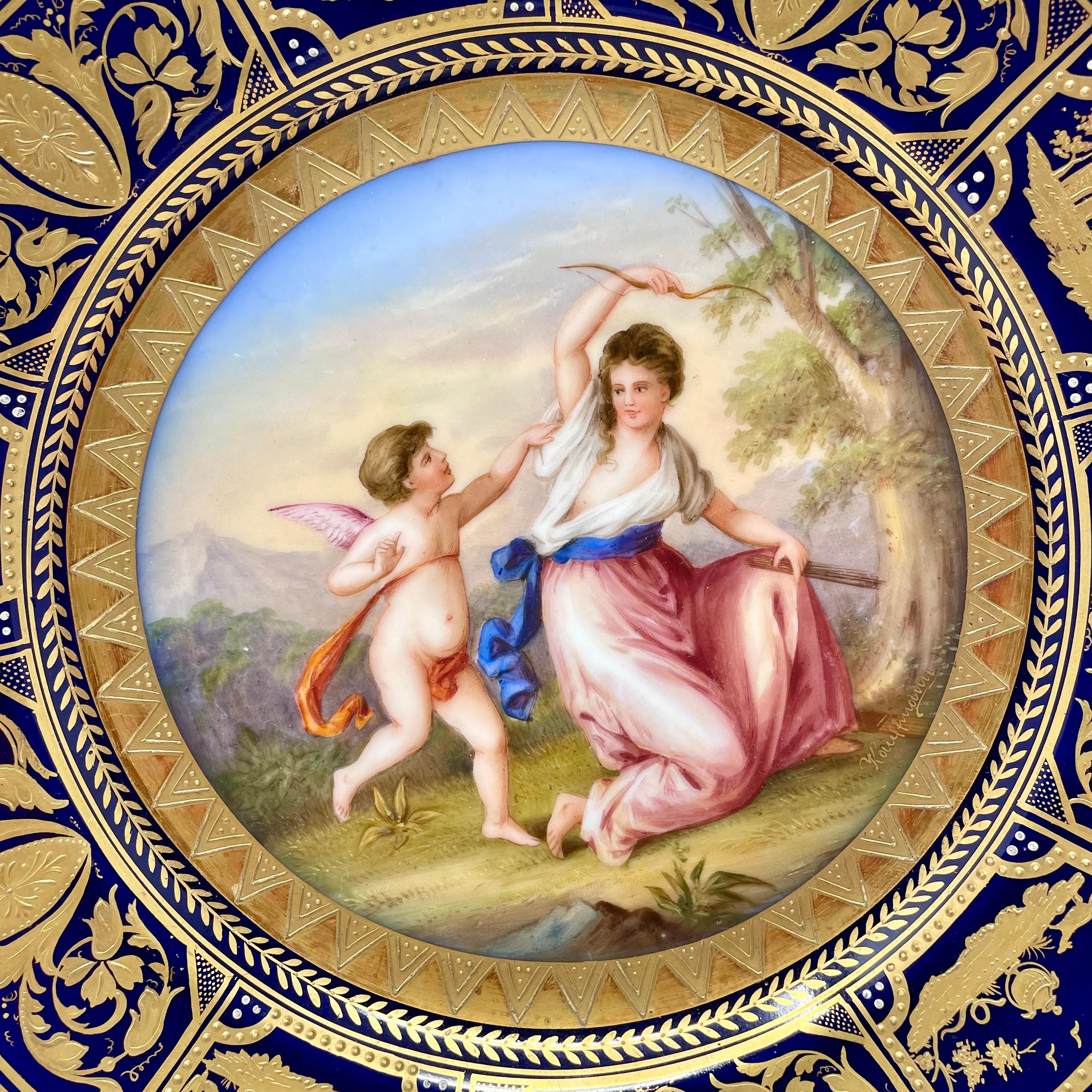 Ancienne assiette en porcelaine peinte au cobalt et à l'or de Royal Vienna représentant l'