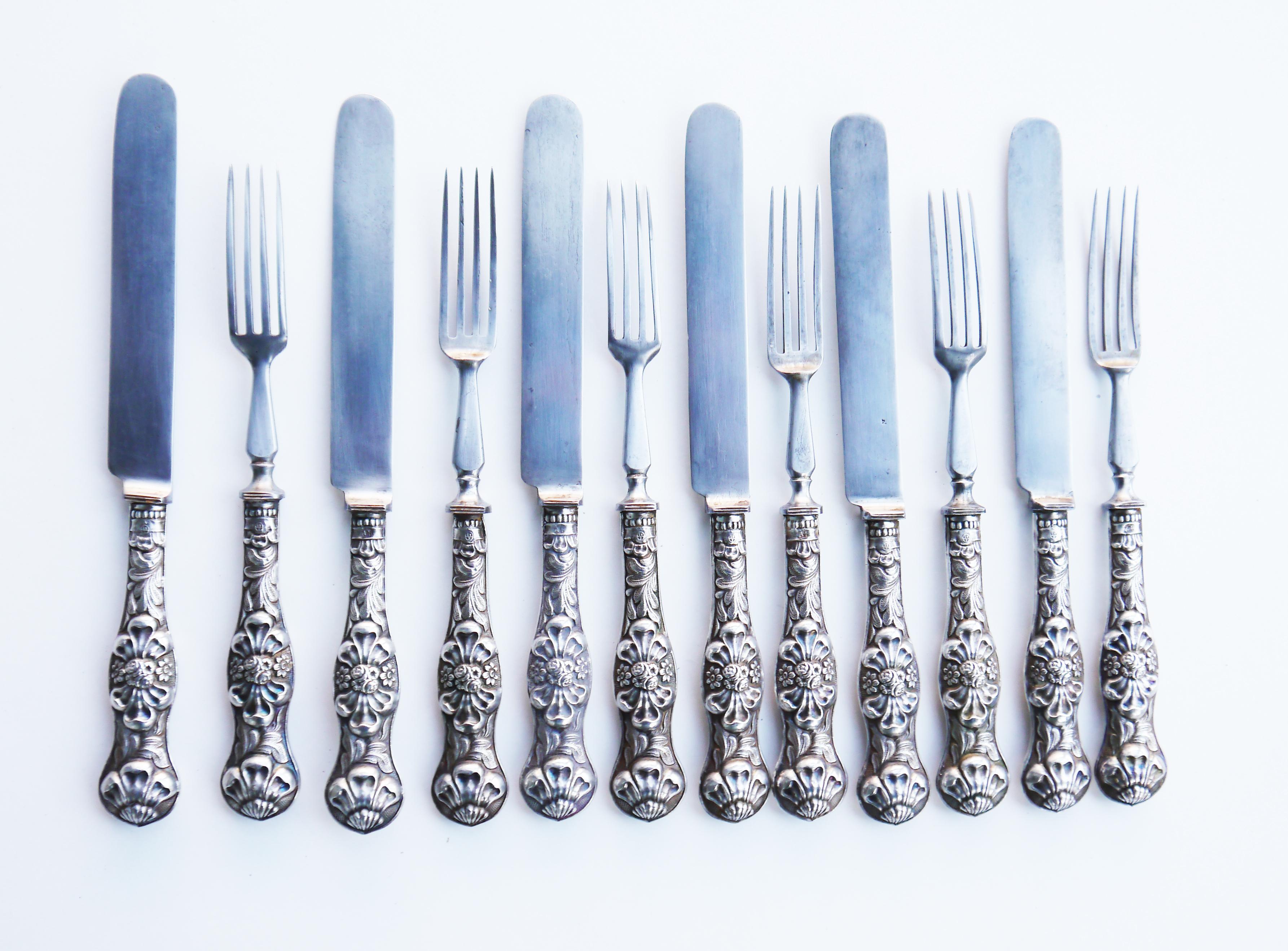 Renaissance Fourchettes et couteaux à dessert autrichiens anciens en vente