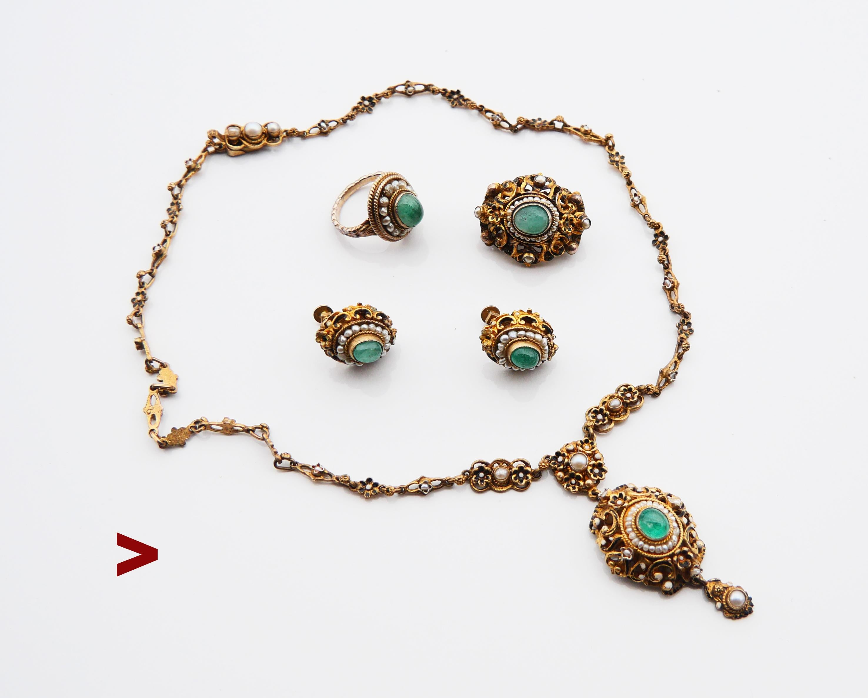 Rare parure en argent doré autrichien de style Renaissance des années 1920-1930 comprenant un collier, des boucles d'oreilles, une bague et une broche assortis. Combinaison d'argent doré, d'émeraudes naturelles et de perles de rivière naturelles