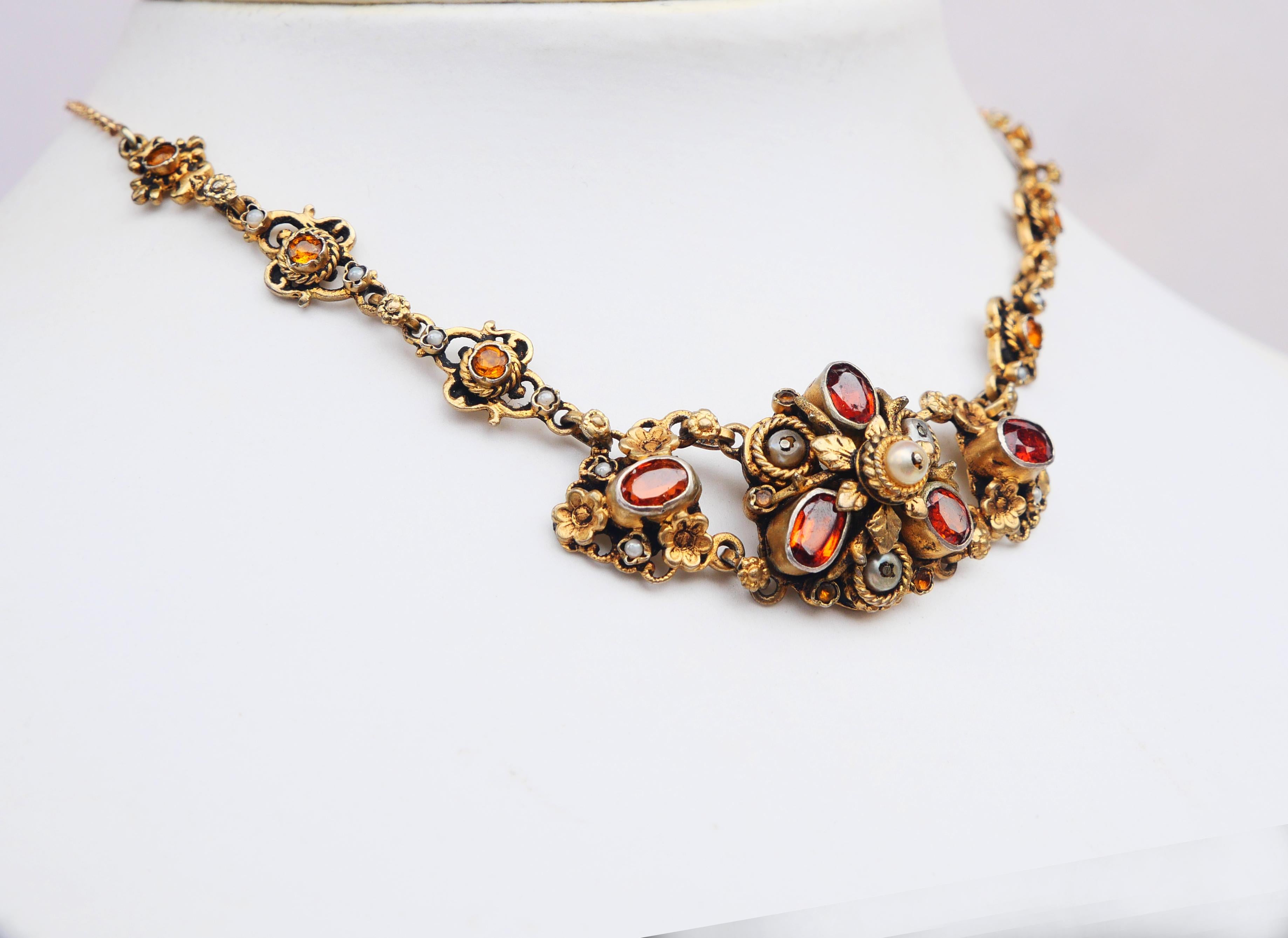 Seltene 1900 -1930er Renaissance Revival Österreichische 2 Stück Schmuck-Set bestehend aus passenden Halskette und Ohrringe. 

Vergoldetes Silber, Ketten der Halskette und Hakenteile der Ohrringe aus massivem 18-karätigem Gelbgold, natürliche