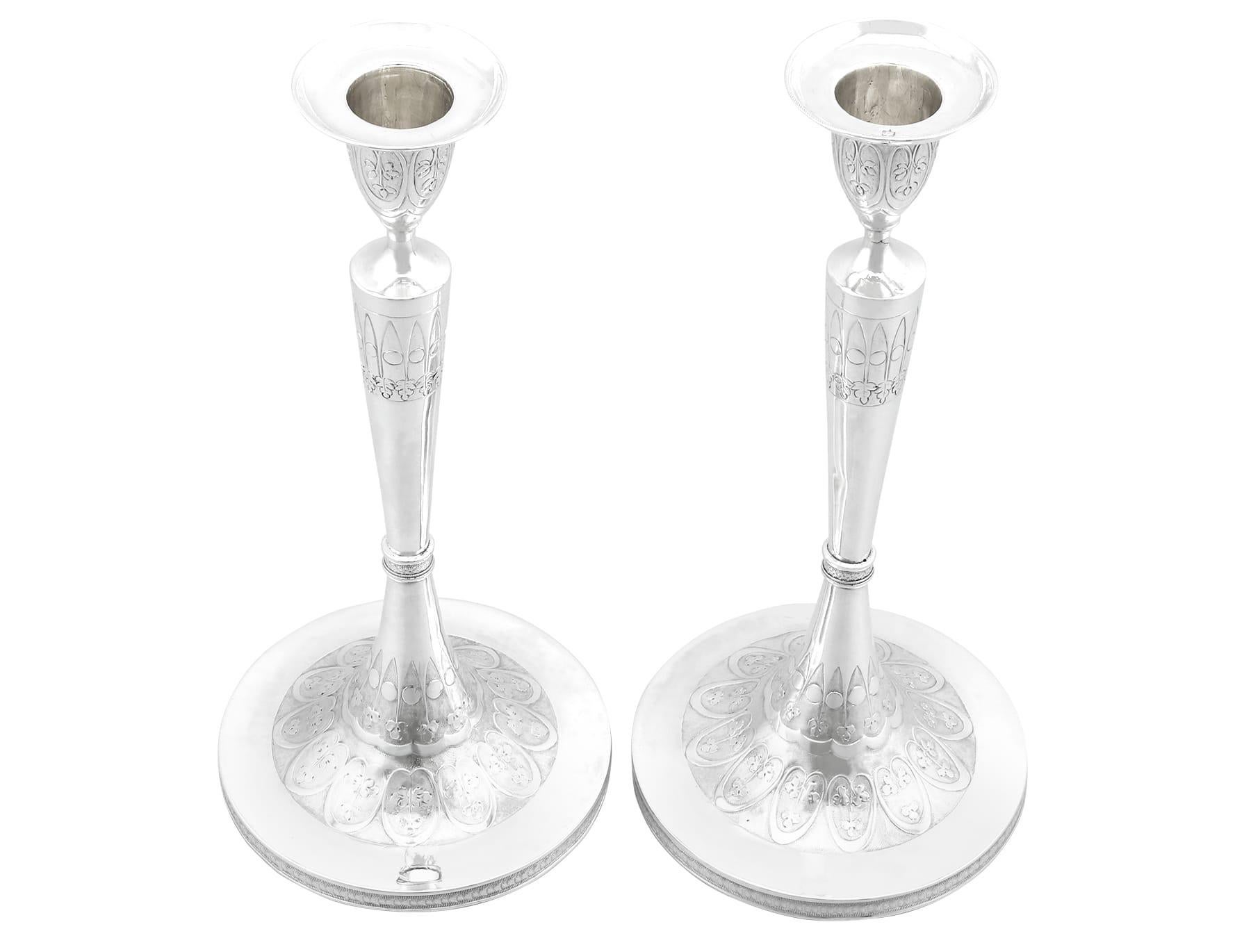 Un'eccezionale, raffinata e impressionante coppia di antichi candelabri austriaci in argento, un'aggiunta alla nostra collezione di argenteria continentale.

Questi eccezionali candelieri antichi in argento austriaco hanno una forma circolare e