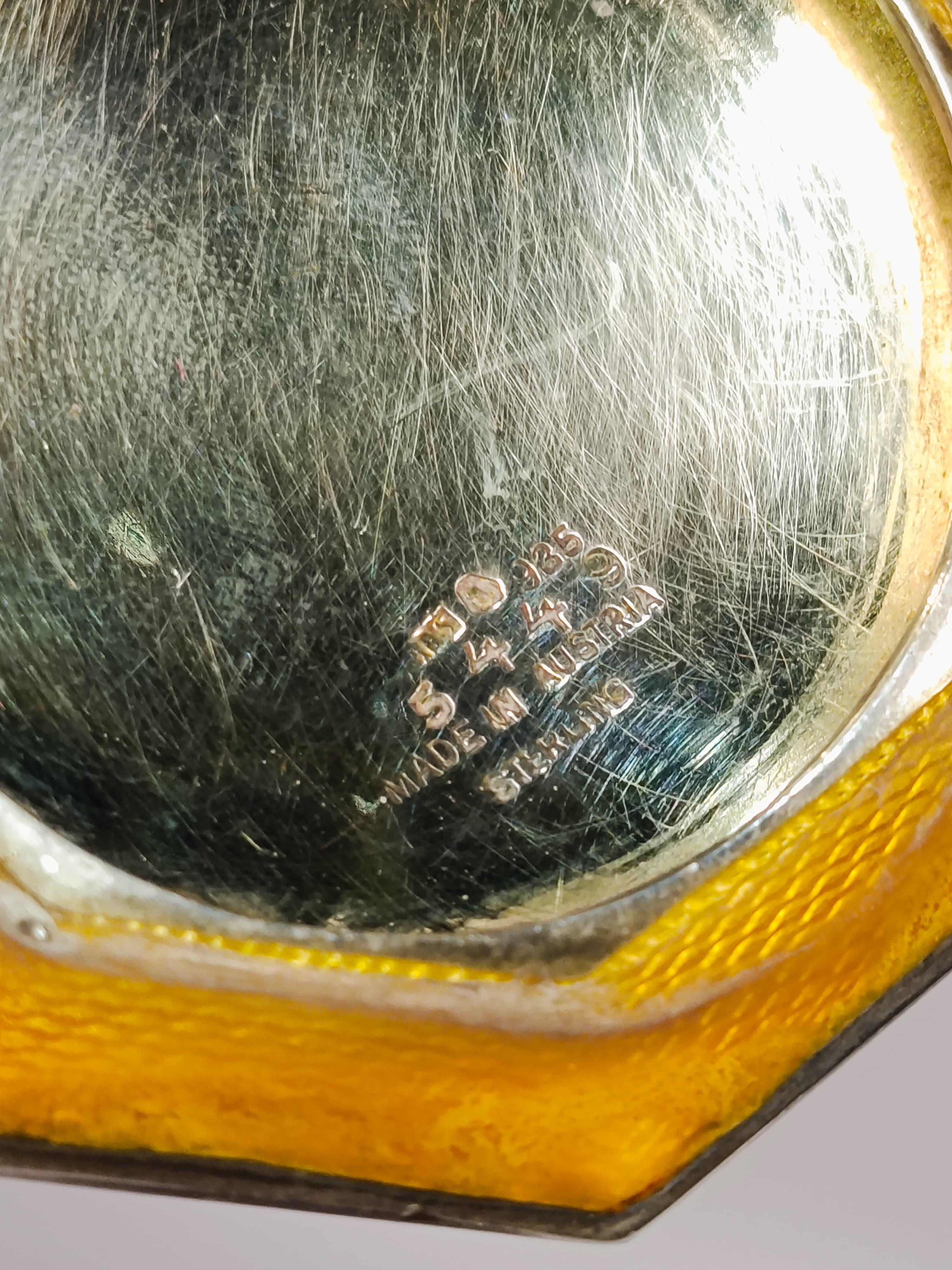 Cet élégant ensemble de quatre boîtes à pilules autrichiennes Art déco, fabriquées vers 1920, témoigne du luxe raffiné et du savoir-faire typique de l'orfèvrerie européenne du début du XXe siècle. Chaque boîte est fabriquée en argent massif 925 et