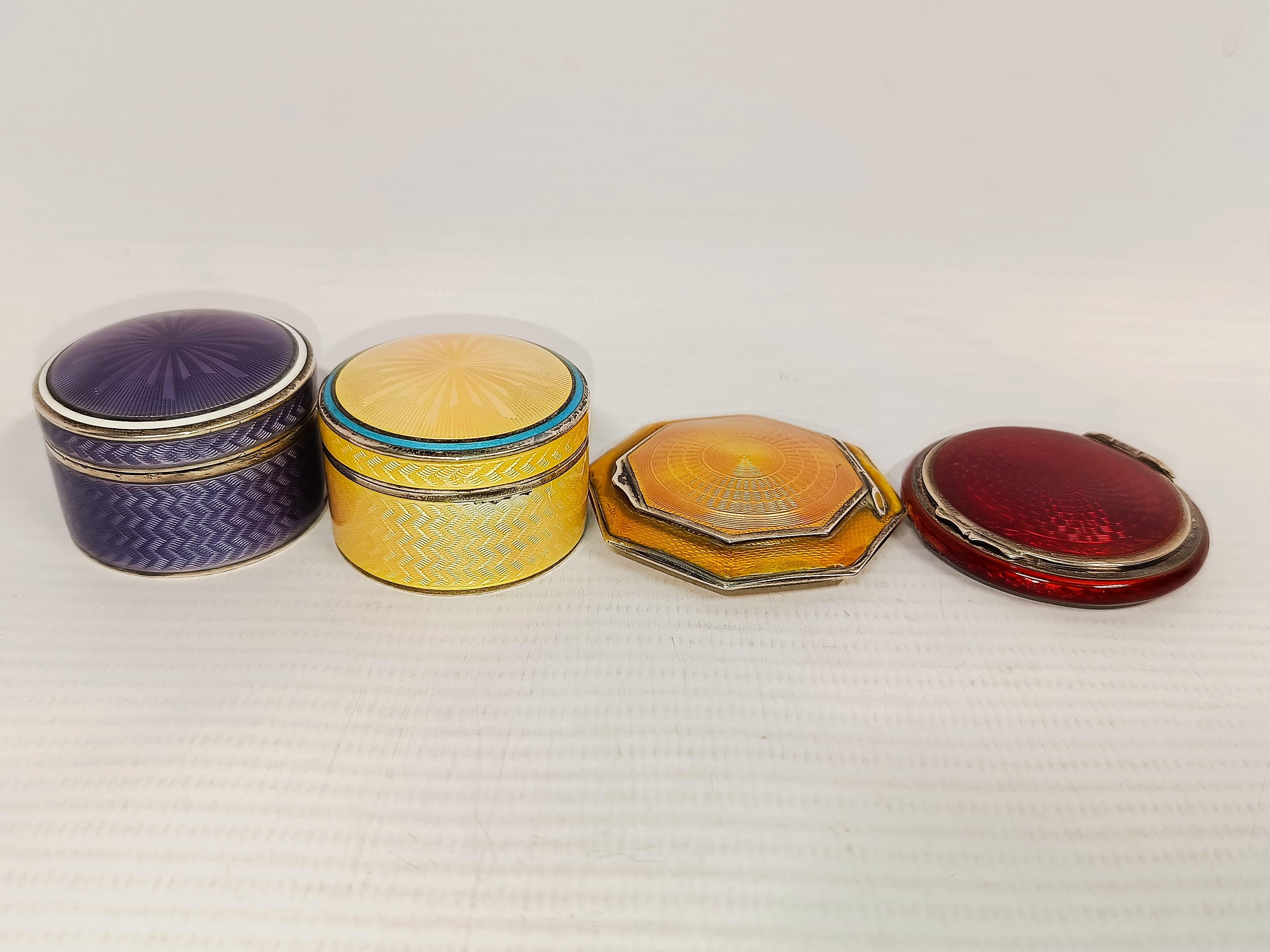 Début du 20ème siècle Anciens piluliers autrichiens en argent et émail 1920 en vente