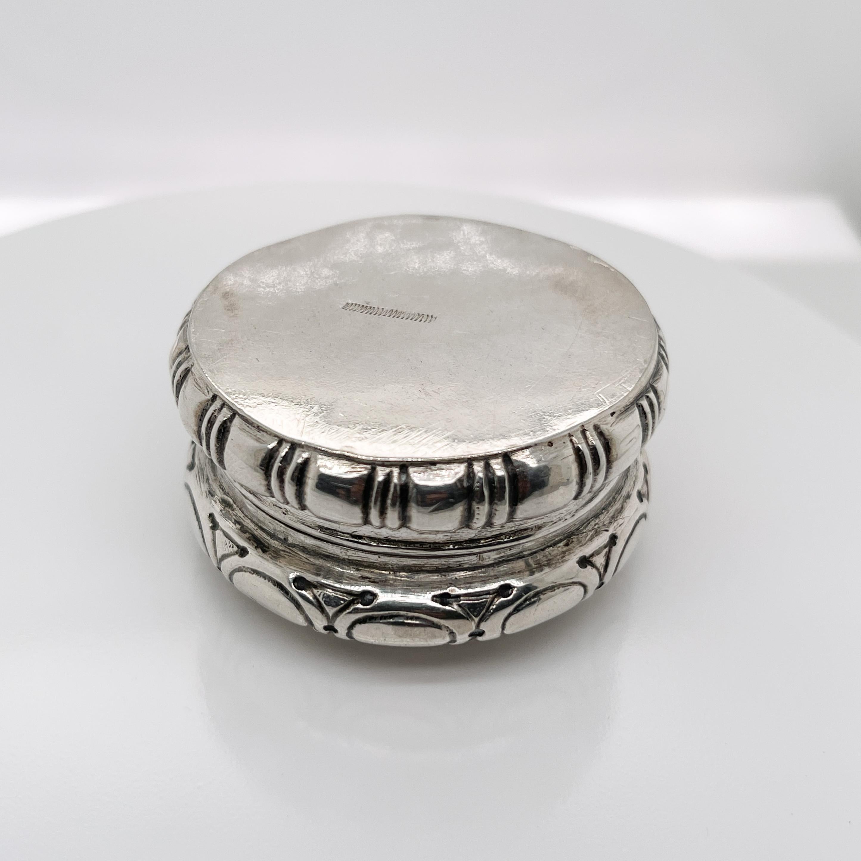 Antike österreichische Schnupftabak- oder Patch-Box aus Silber und Emaille im Angebot 12