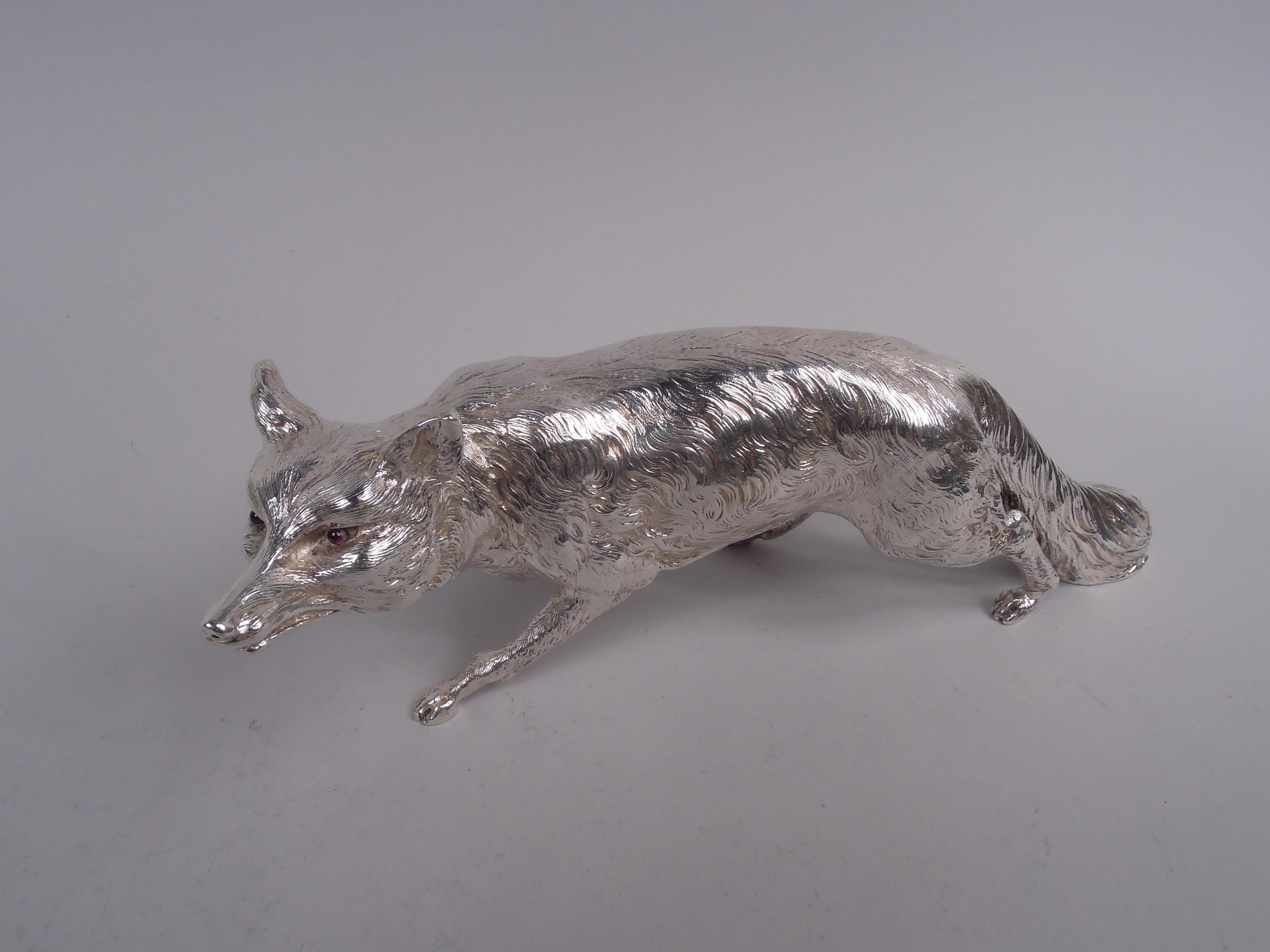 Figura di animale austriaca in argento 935, 1910 circa. Una volpe pedinatrice accovacciata a metà del passo con gli occhi di vetro, le orecchie attente e la coda che si trascina sul terreno della foresta. Predatore o preda? Marcato 