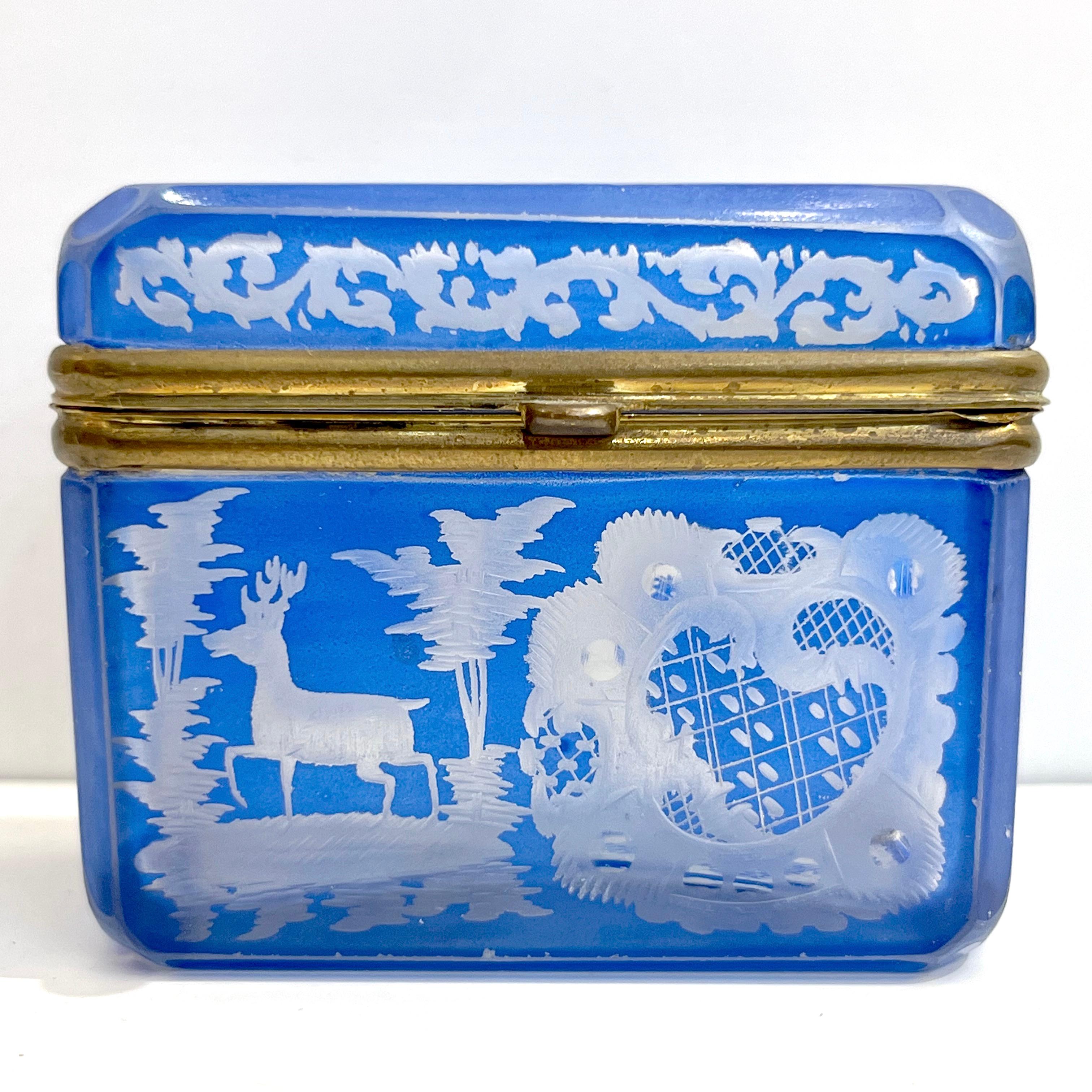 Ancienne boîte à bijoux autrichienne en cristal taillé bleu ciel de Bohème gravé avec couvercle 2