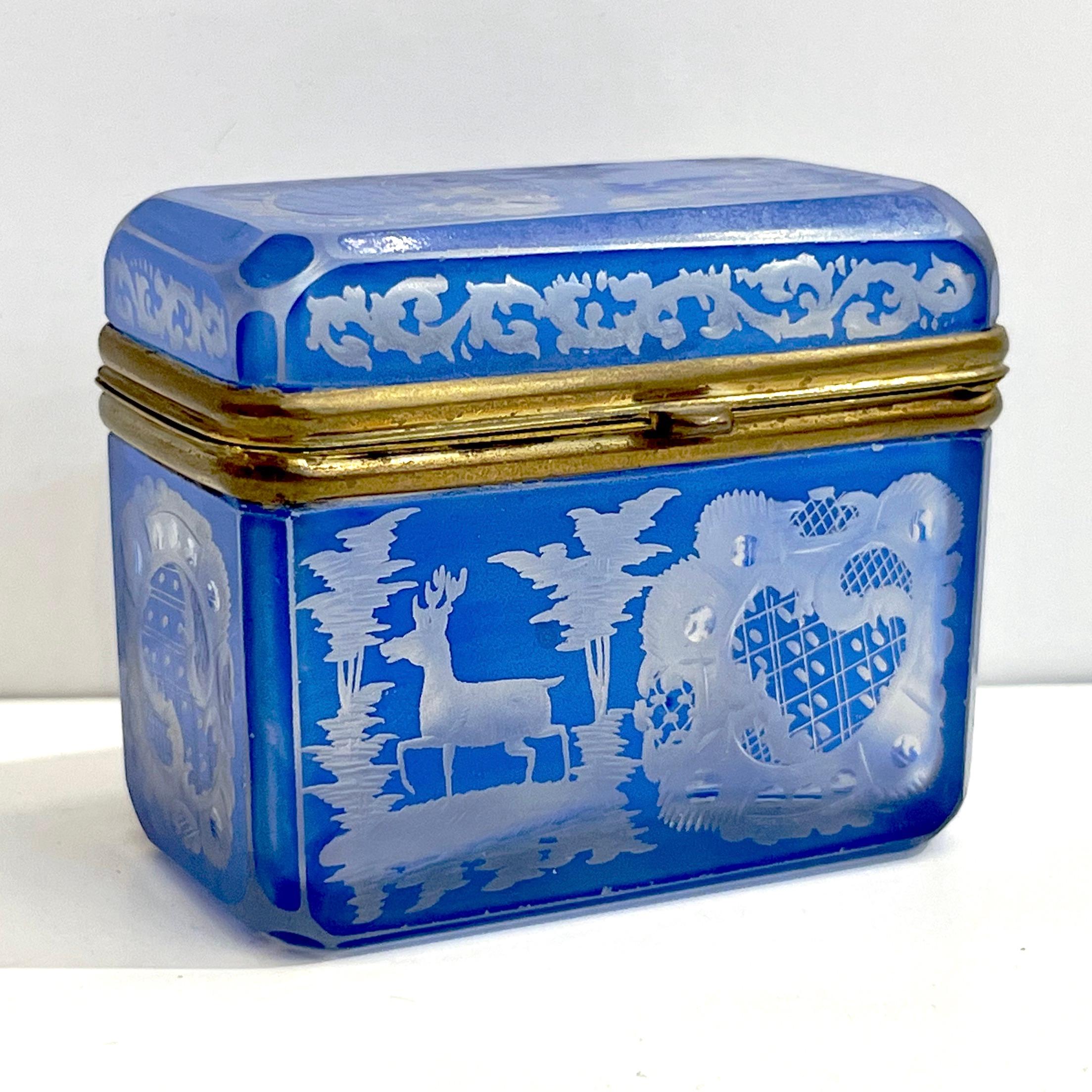 Ancienne boîte à bijoux autrichienne en cristal taillé bleu ciel de Bohème gravé avec couvercle 3