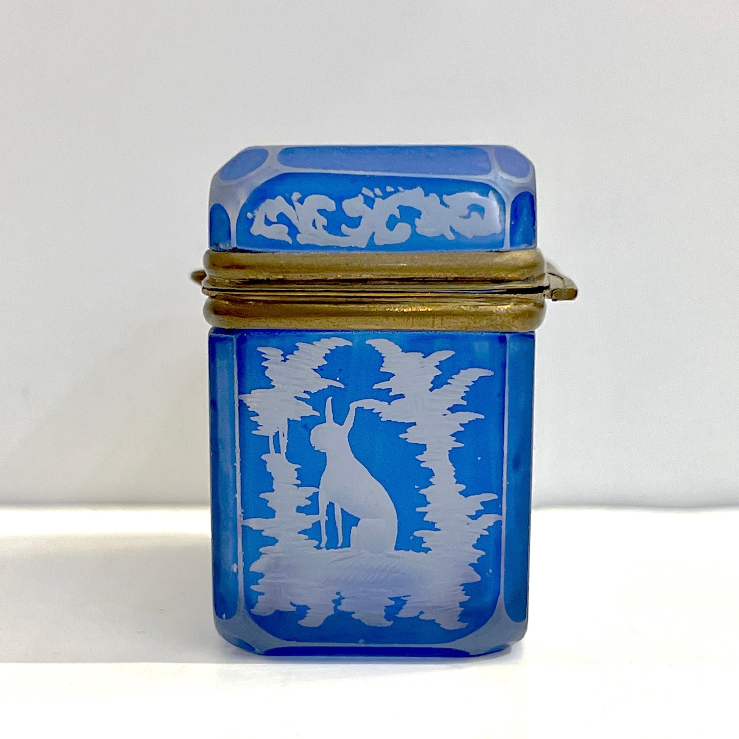 Ancienne boîte à bijoux autrichienne en cristal taillé bleu ciel de Bohème gravé avec couvercle 4