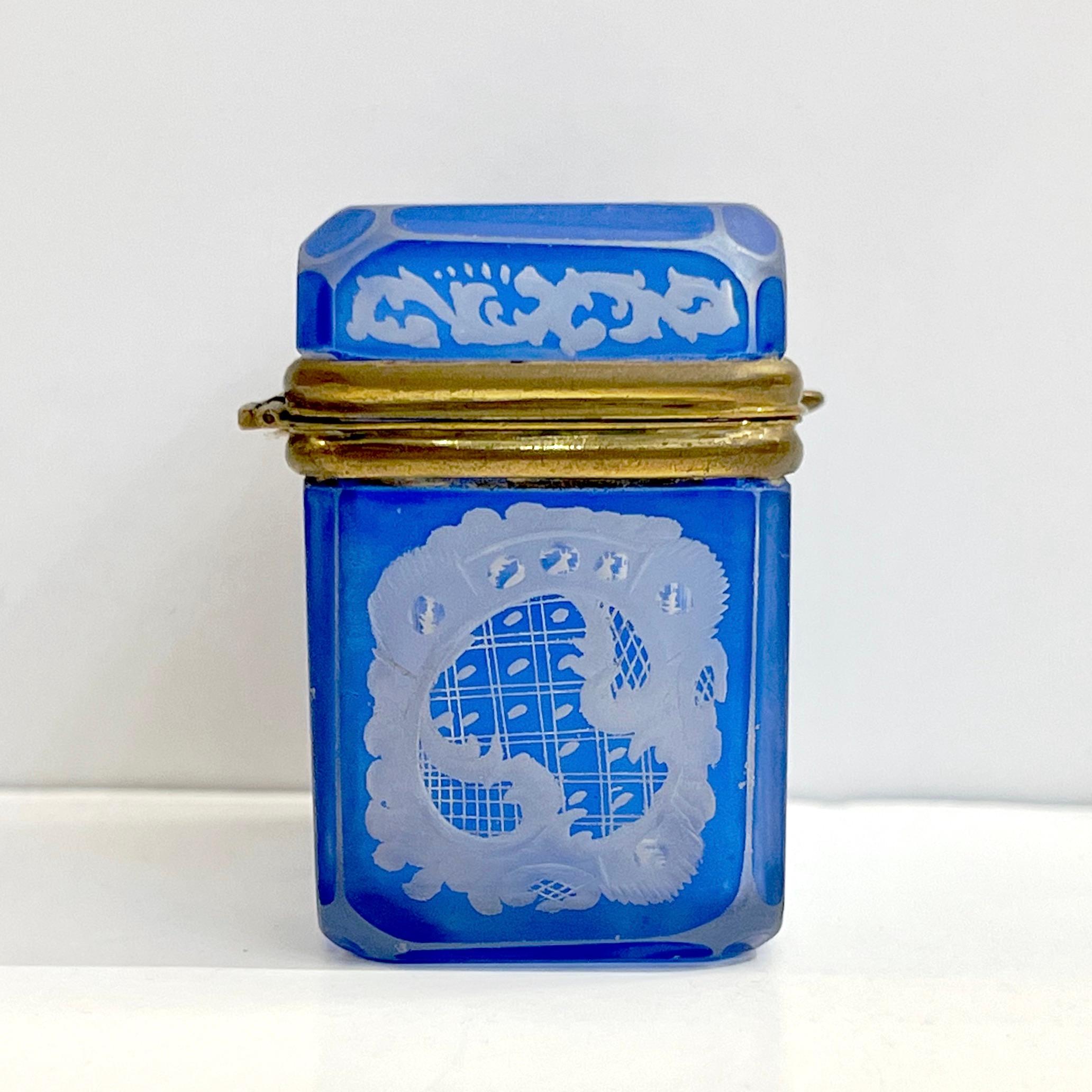 Ancienne boîte à bijoux autrichienne en cristal taillé bleu ciel de Bohème gravé avec couvercle 5