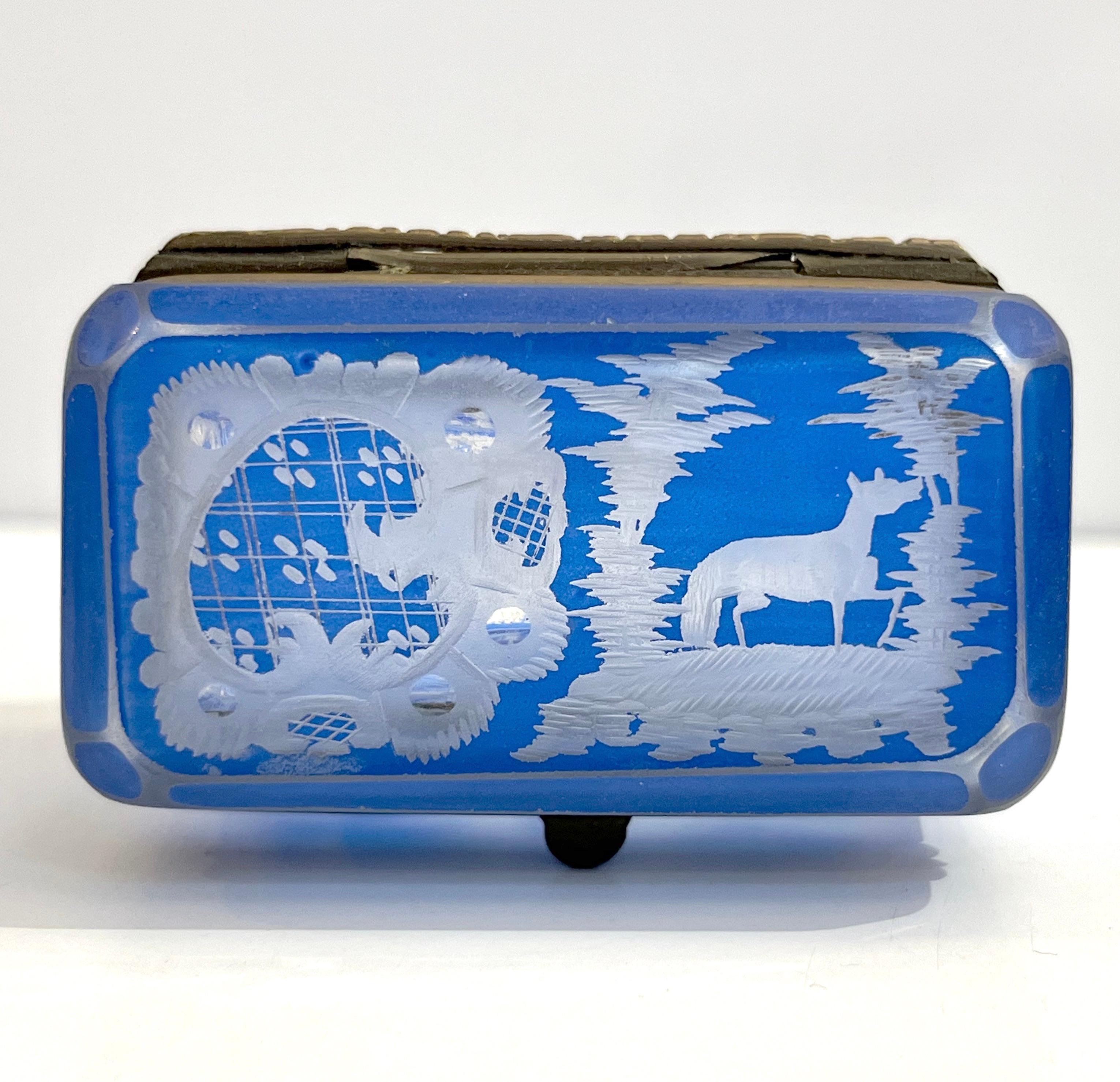 Ancienne boîte à bijoux autrichienne en cristal taillé bleu ciel de Bohème gravé avec couvercle 6