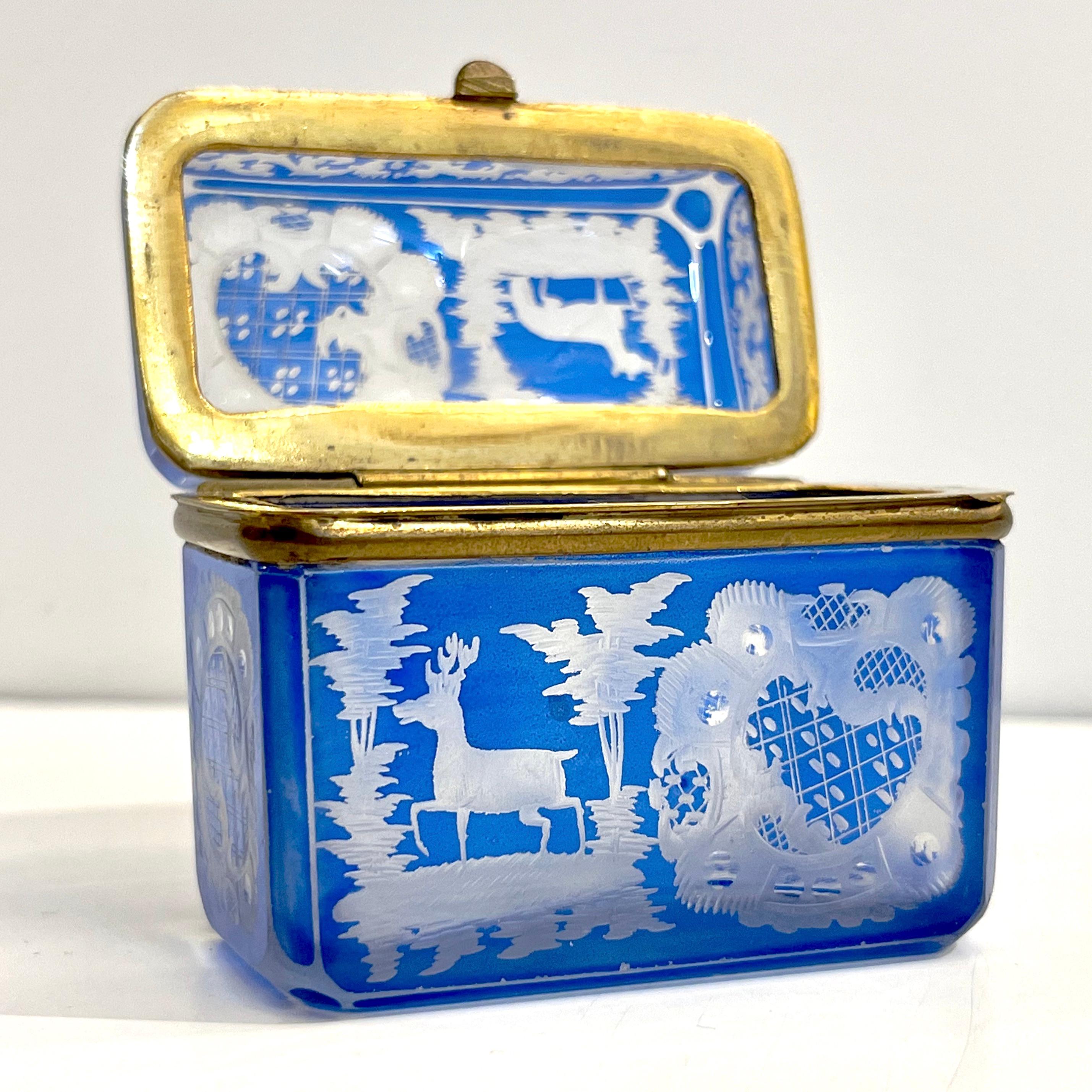 Ancienne boîte à bijoux autrichienne en cristal taillé bleu ciel de Bohème gravé avec couvercle 7