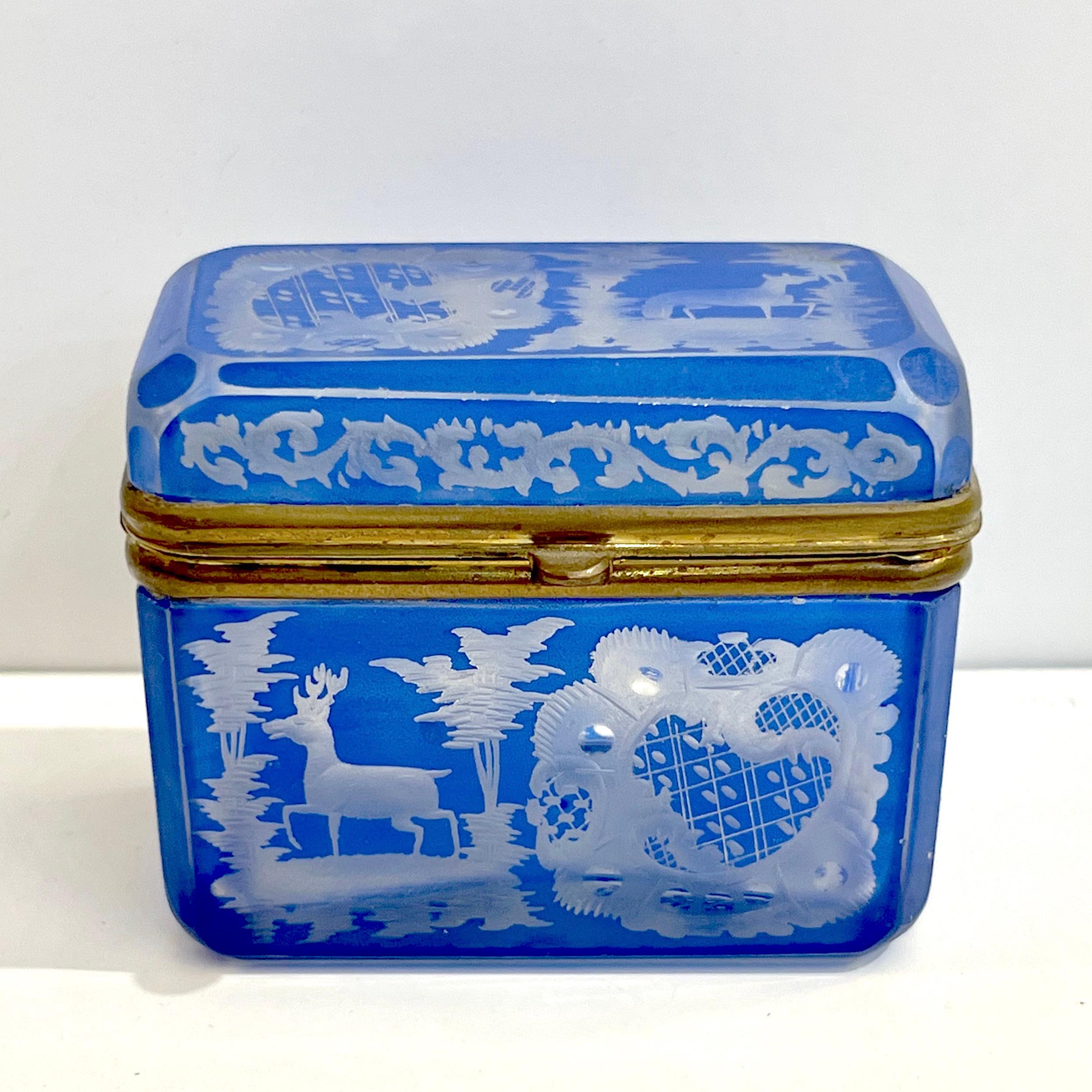 Néo-classique Ancienne boîte à bijoux autrichienne en cristal taillé bleu ciel de Bohème gravé avec couvercle