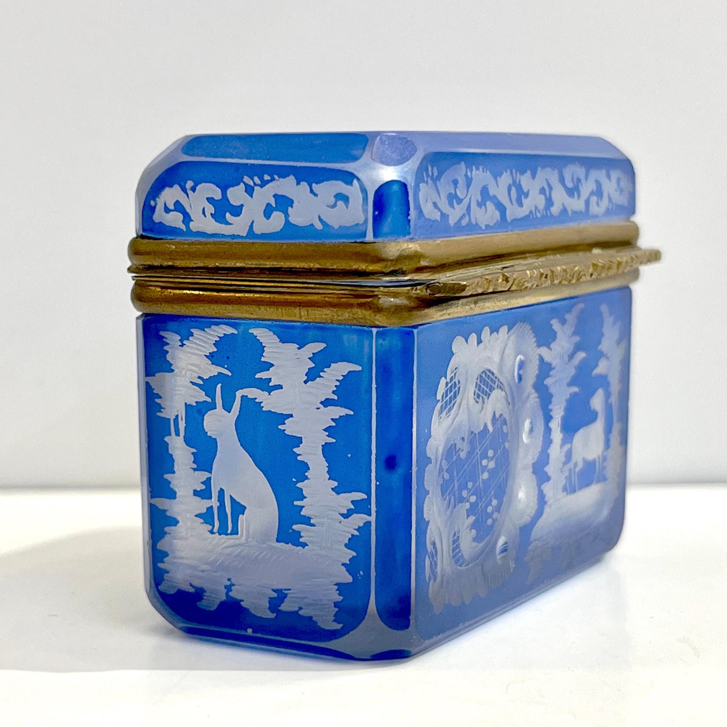 Autrichien Ancienne boîte à bijoux autrichienne en cristal taillé bleu ciel de Bohème gravé avec couvercle