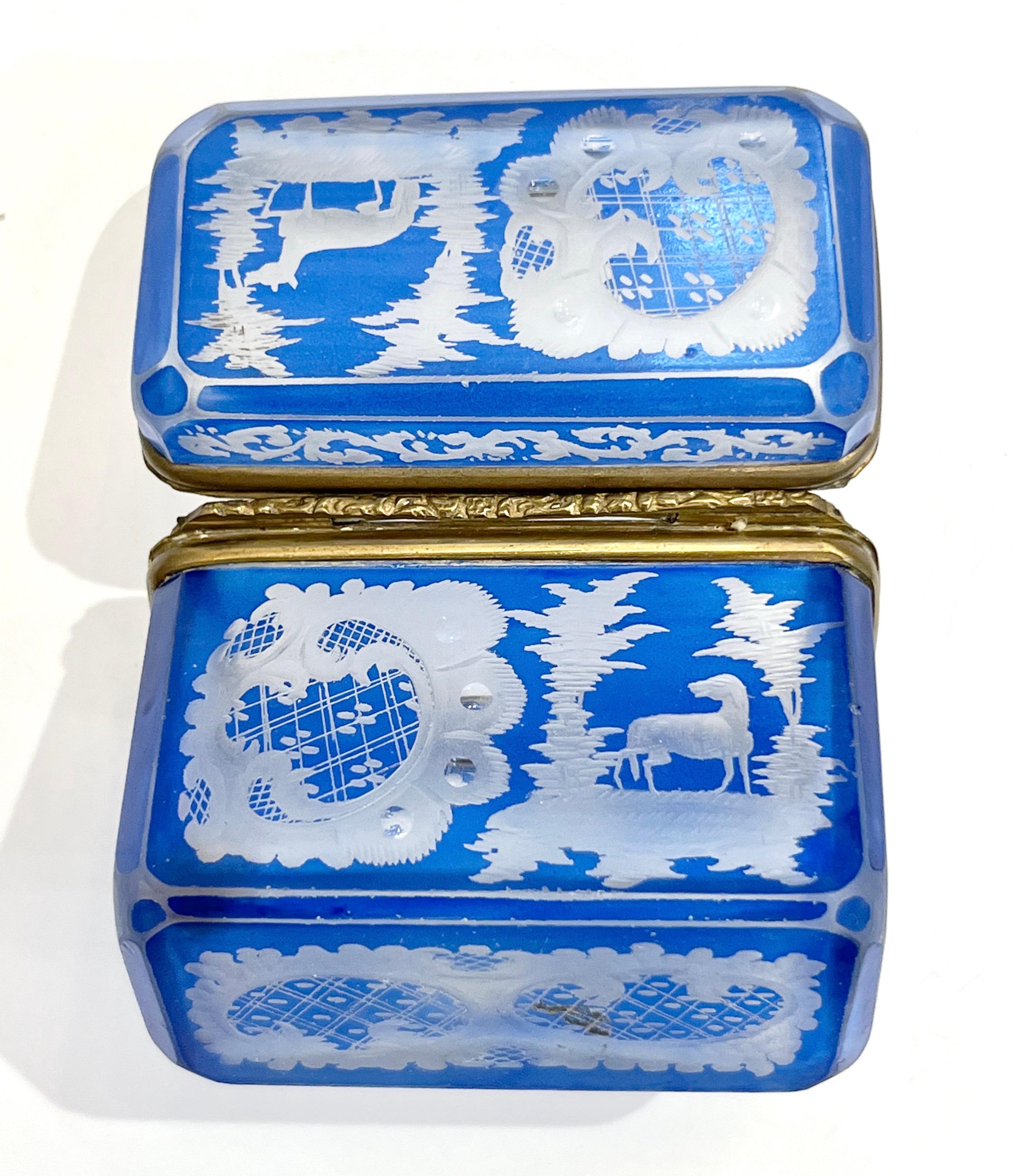 XIXe siècle Ancienne boîte à bijoux autrichienne en cristal taillé bleu ciel de Bohème gravé avec couvercle