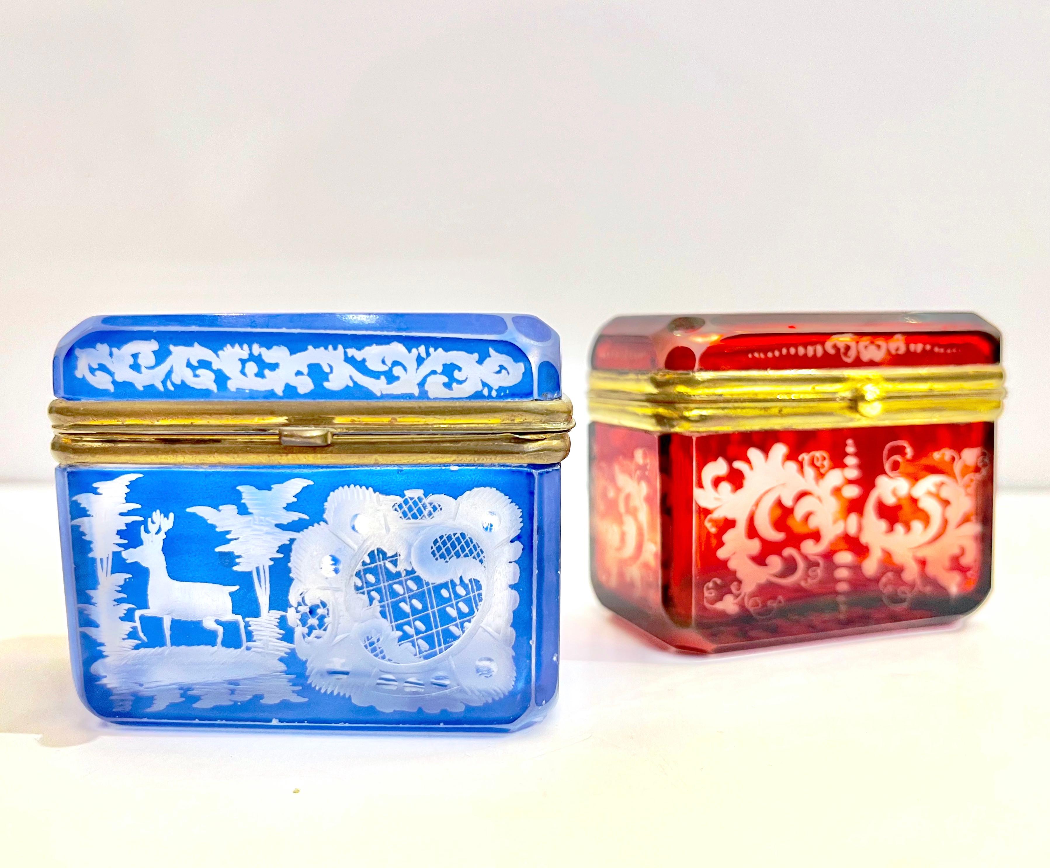Laiton Ancienne boîte à bijoux autrichienne en cristal taillé bleu ciel de Bohème gravé avec couvercle