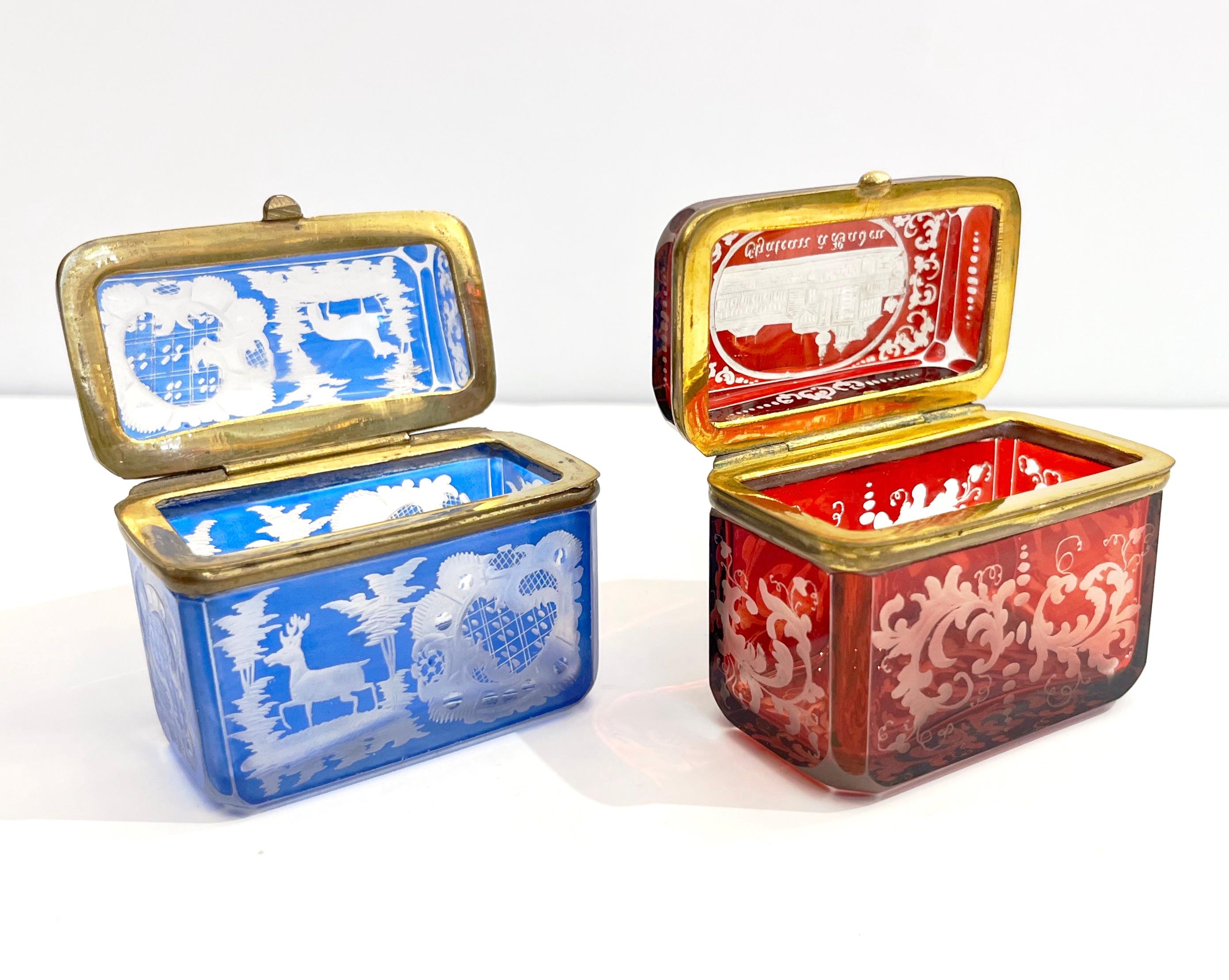 Ancienne boîte à bijoux autrichienne en cristal taillé bleu ciel de Bohème gravé avec couvercle 1
