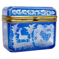Ancienne boîte à bijoux autrichienne en cristal taillé bleu ciel de Bohème gravé avec couvercle