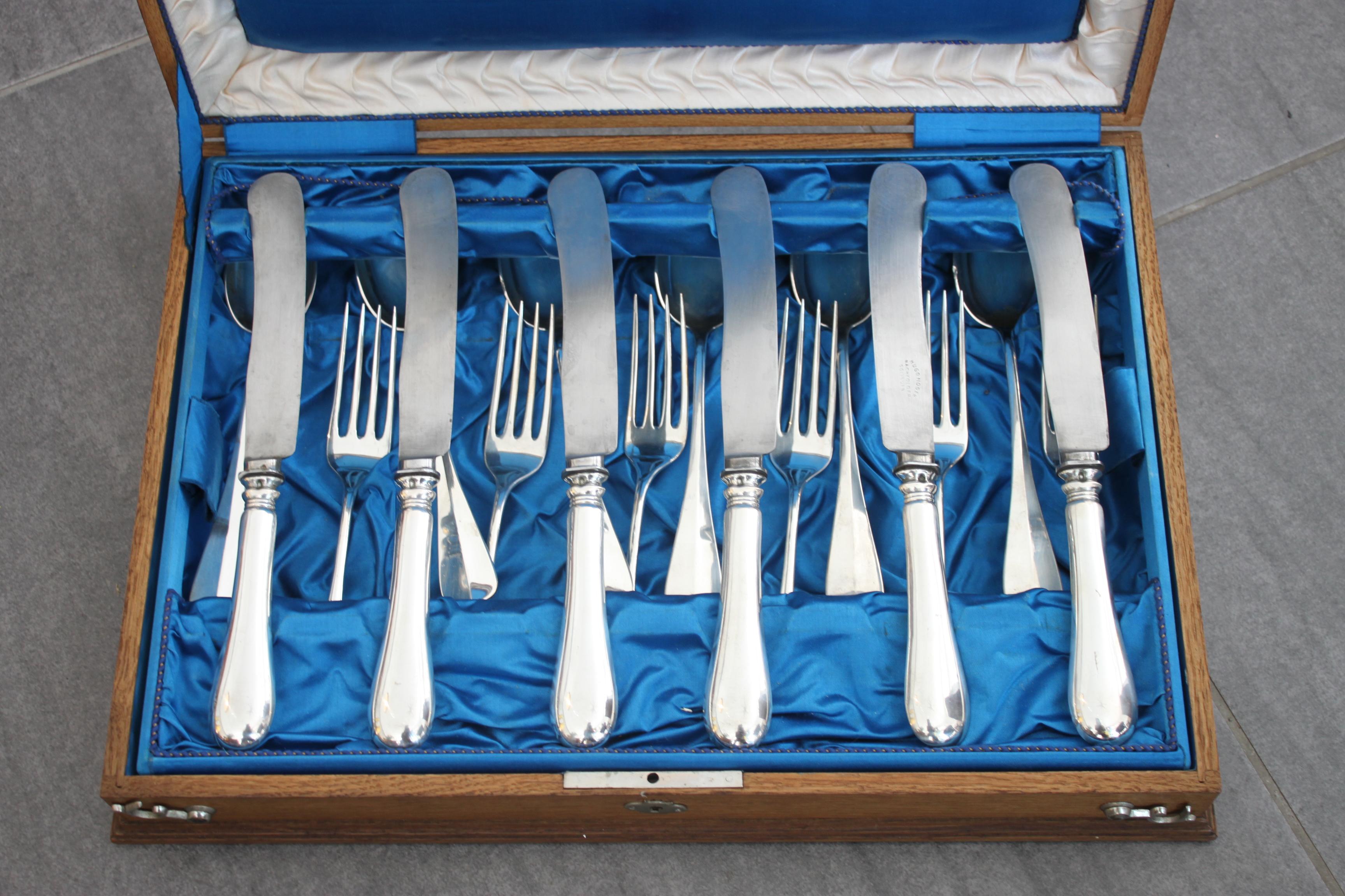 Beautiful silver cutlery for 6 persons, about 1900
(Without engraving) in a beautiful oak box with brass apilkation (would be room for a monogram)
woman's head respectively diana head hallmarked.
Consisting of:
6 soup spoons (Length: 21 cm,