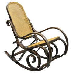 Antiker österreichischer Schaukelstuhl aus Bugholz und Schilfrohr, Thonet