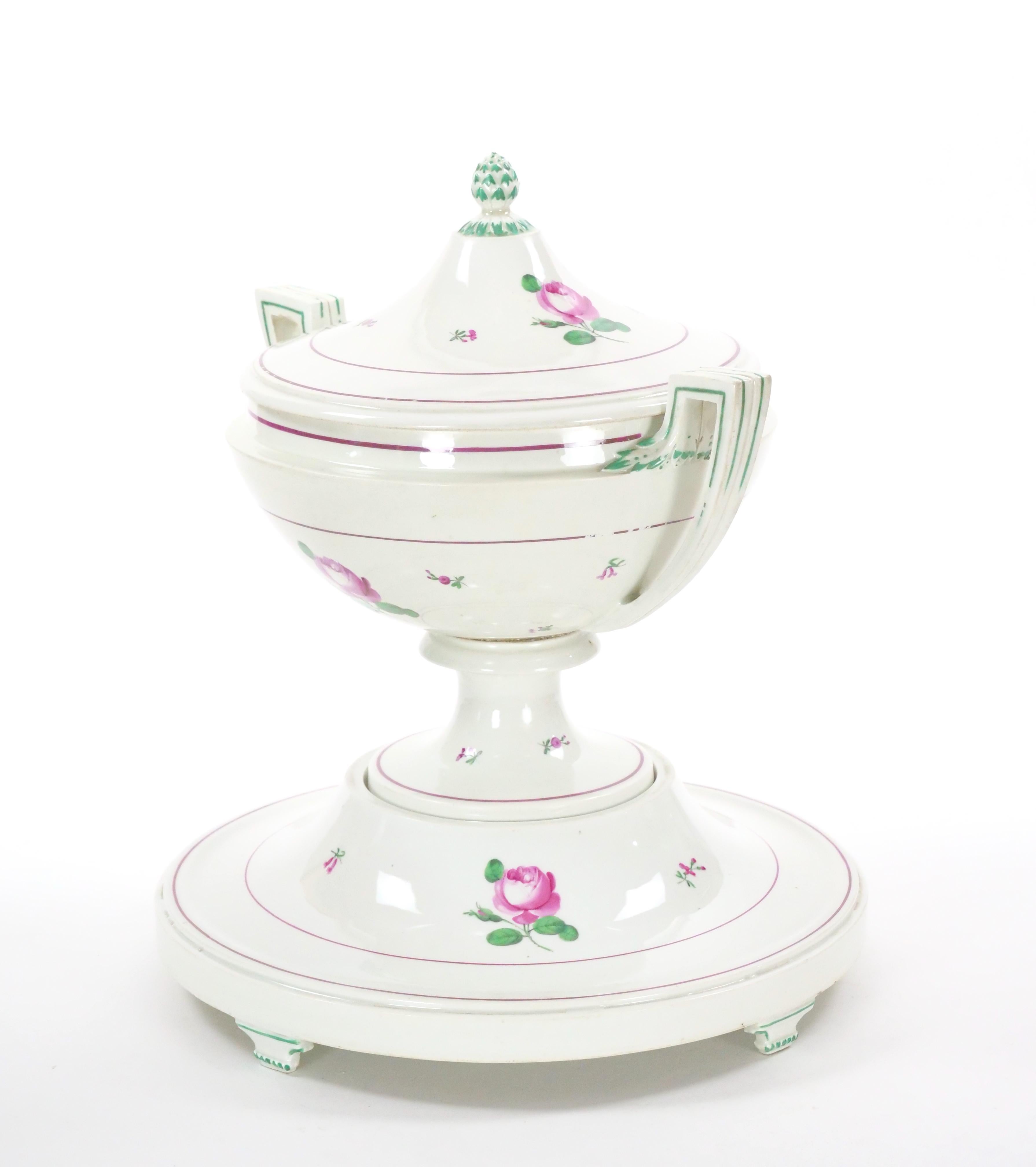 Esta exquisita sopera decorativa austriaca antigua para centro de mesa de tres piezas es un testimonio de la fina artesanía de una época pasada. La sopera luce un elegante exterior adornado con intrincados detalles de diseño floral y foliado. El