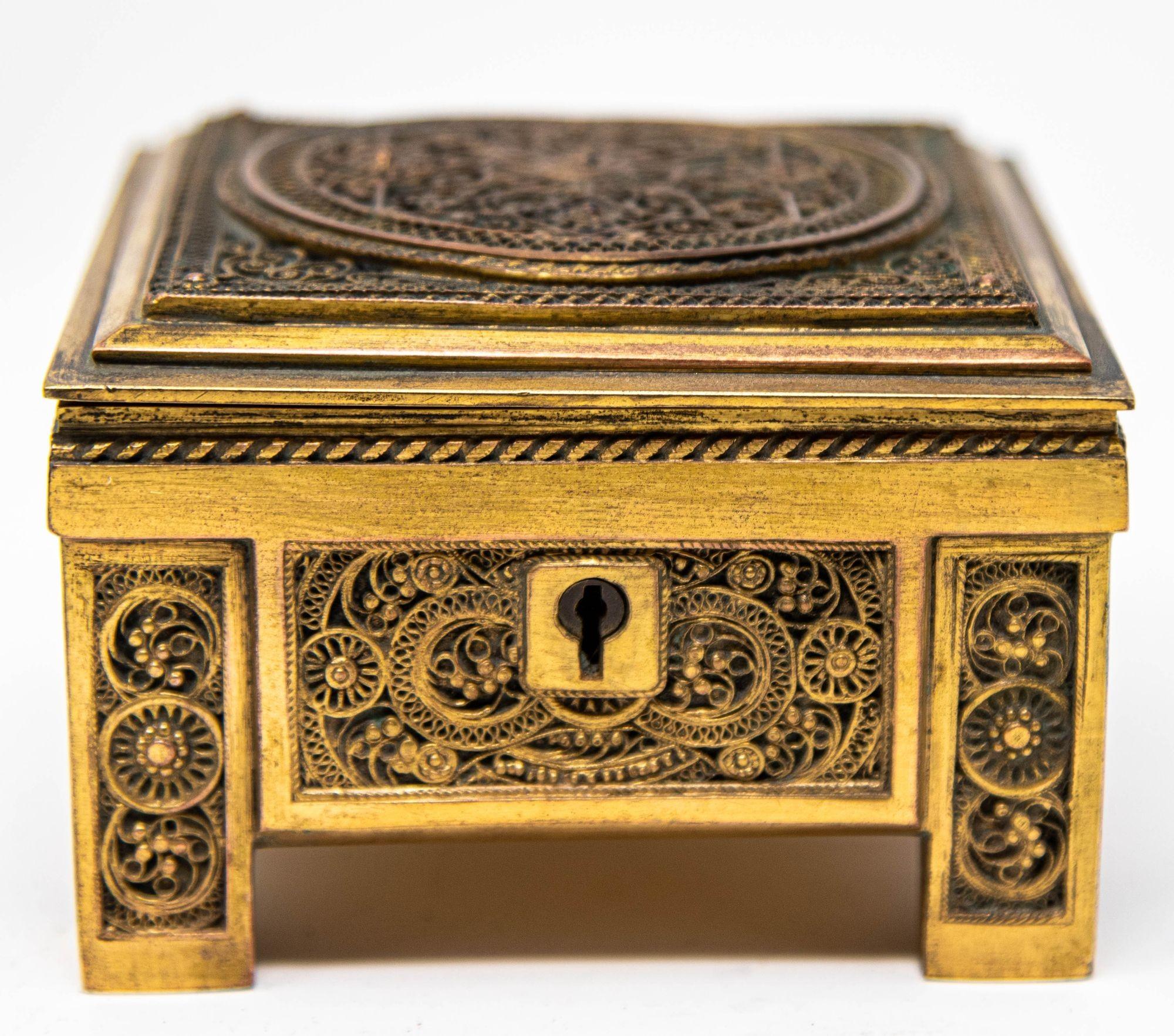 Ancienne boîte à bijoux autrichienne en bronze doré Circa 1900.
Une boîte à bijoux magnifiquement décorée dans une boîte en bronze doré et doublée d'un intérieur en velours aubergine.
La boîte en bronze doré est décorée sur les côtés, les pieds et