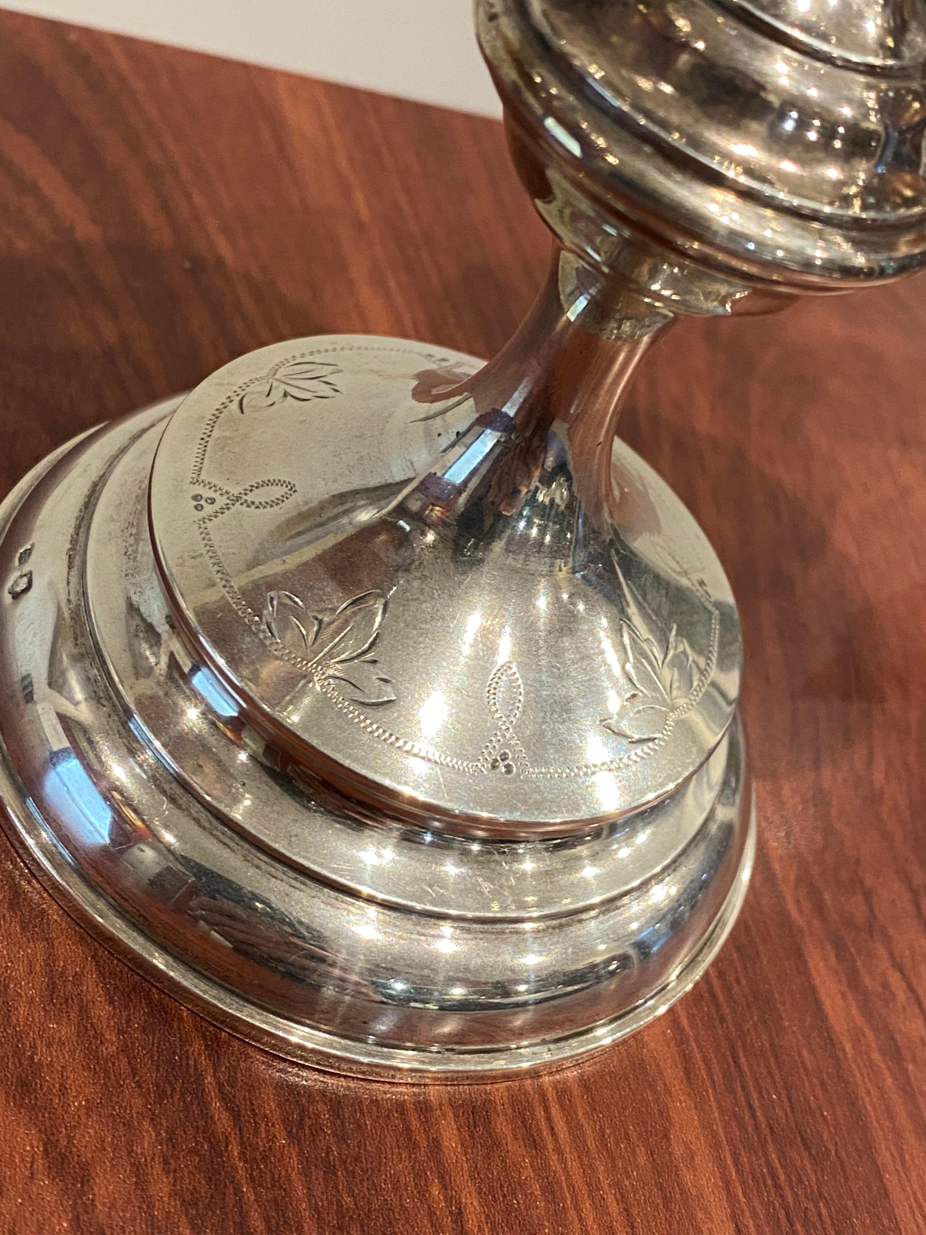 Questa antica saliera e pepiera continentale del XIX sec. 
è splendidamente progettato ed eseguito in 830 Silver, 
presenta un porta stuzzicadenti (candela) al centro & 
con marchi austriaci (Vienna) (alla base e all'interno di ogni cantinetta) &