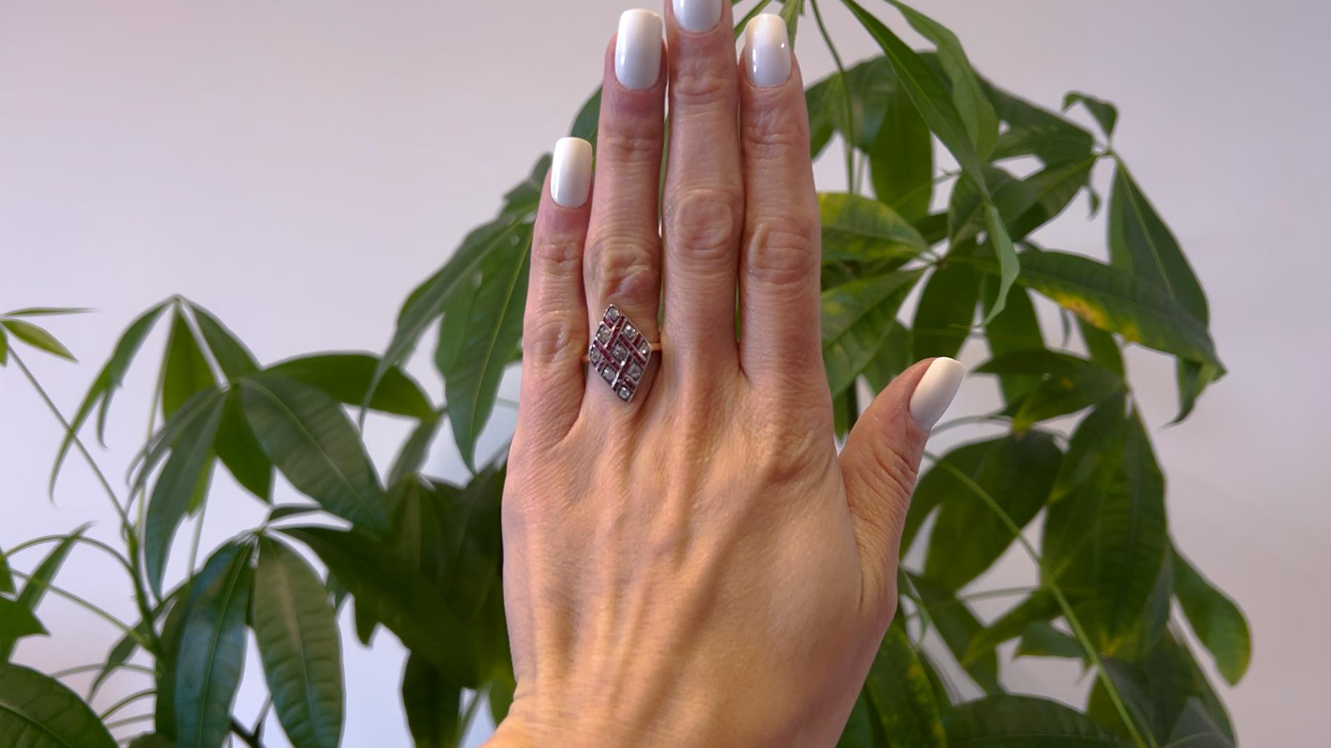 Eine antike österreichisch-ungarischen Diamant und Rubin 14k Gelbgold Silber Ring. Mit neun Diamanten im Altminenschliff mit einem Gesamtgewicht von ca. 0,65 Karat, eingestuft als nahezu farblos, Reinheit I1. Akzentuiert durch 33 Rubine im