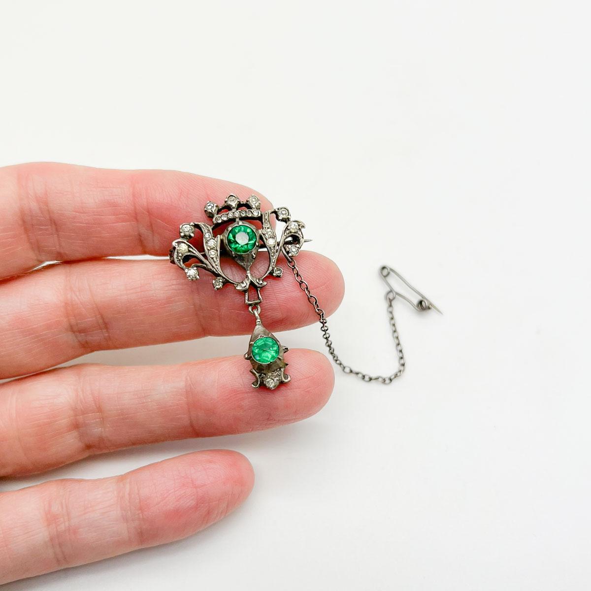 Antique Austro-Hungarian Emerald Paste Brooch 1900s In condizioni buone in vendita a Wilmslow, GB