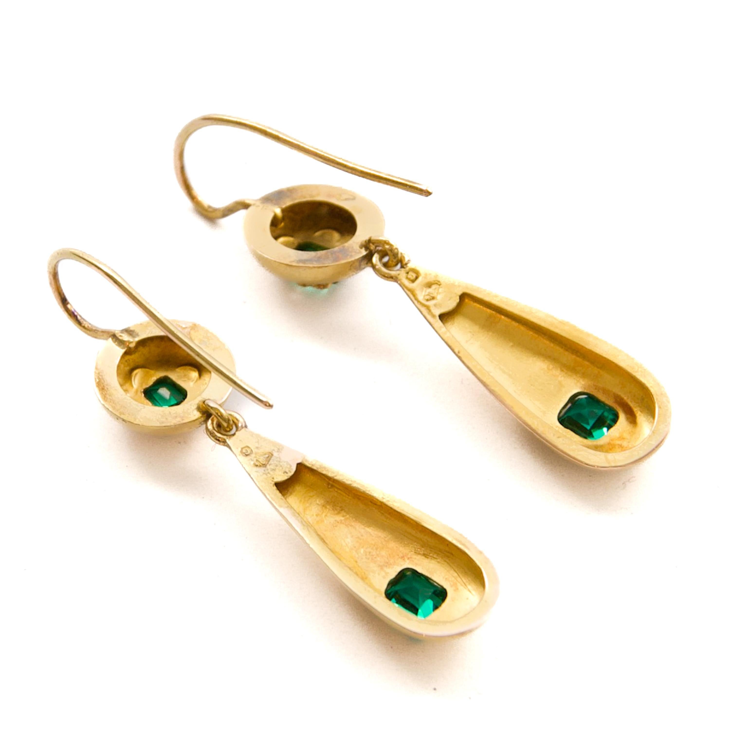 Antique Austro-Hungarian Gold & Green Stone Dangle Earrings, 1866–1872 In Good Condition For Sale In Rotterdam, NL