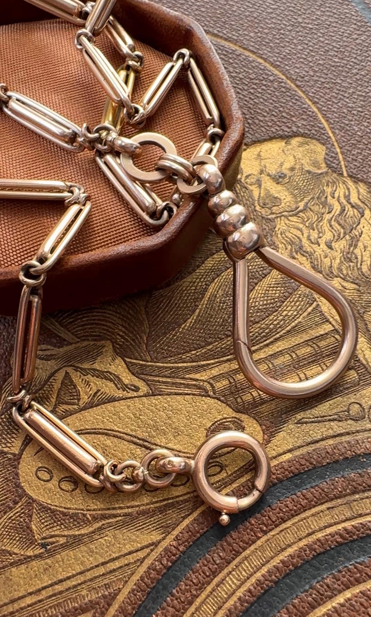 Mit einer tragbaren Länge von 21 3/4 Zoll ist diese vielseitige Uhrenkette das ideale Accessoire, um Ihre Lieblings-Charms oder -Anhänger zu präsentieren. Die aus glänzendem 14-karätigem Roségold handgefertigte Kette besteht aus eleganten,