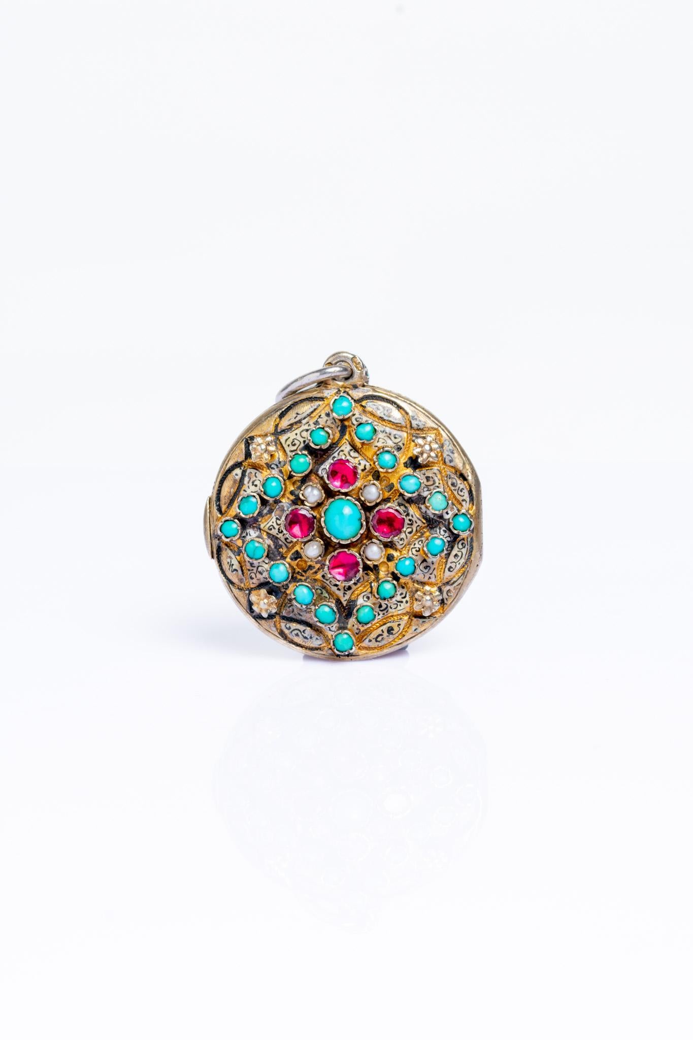 Austro Hungarian Turquoise Garnet and Pearl Locket Pendant Corte cojín antiguo en venta