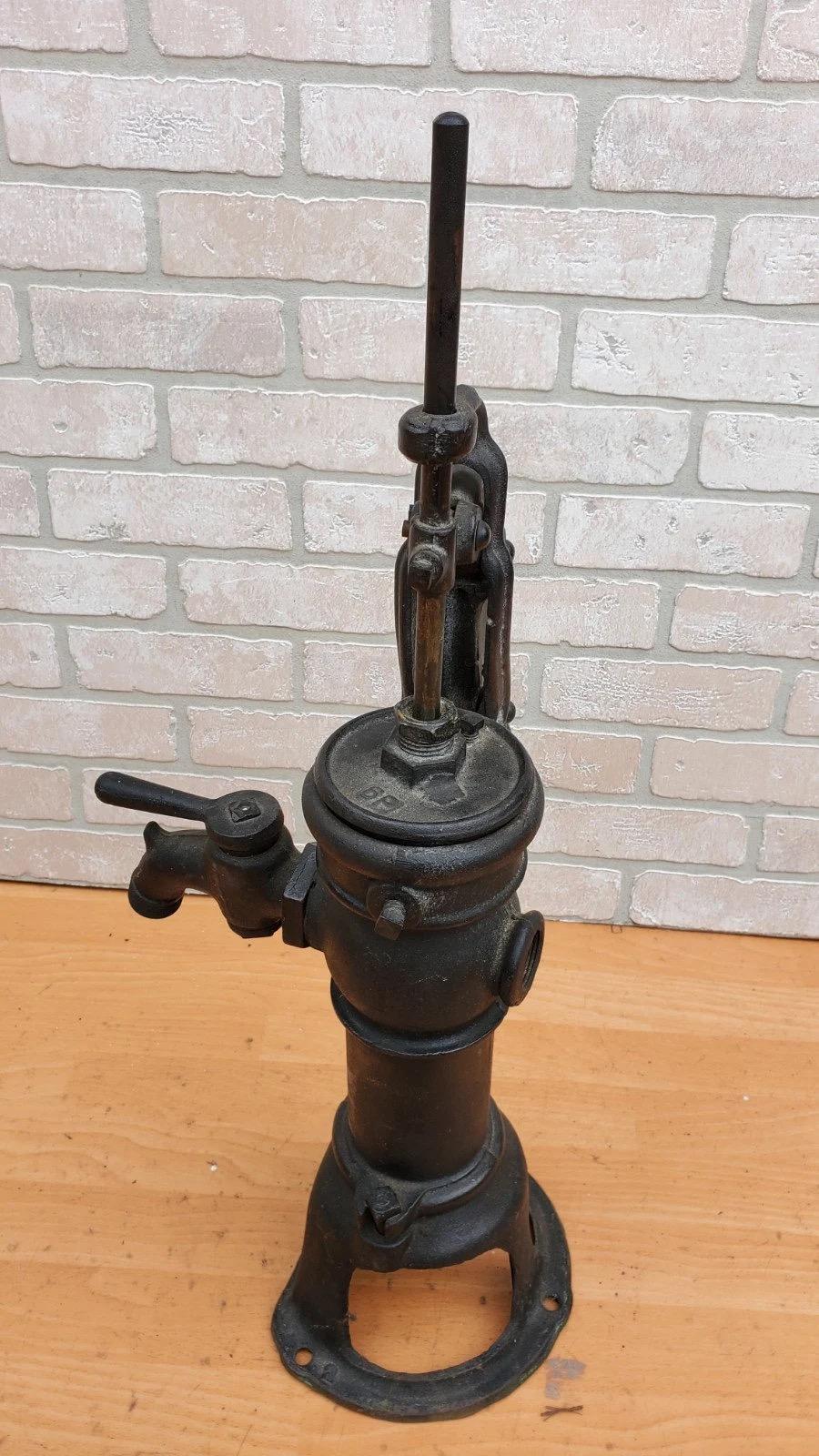 Classico americano Pompa per l'acqua del pozzo della fattoria in ghisa nera autentica e antica in vendita
