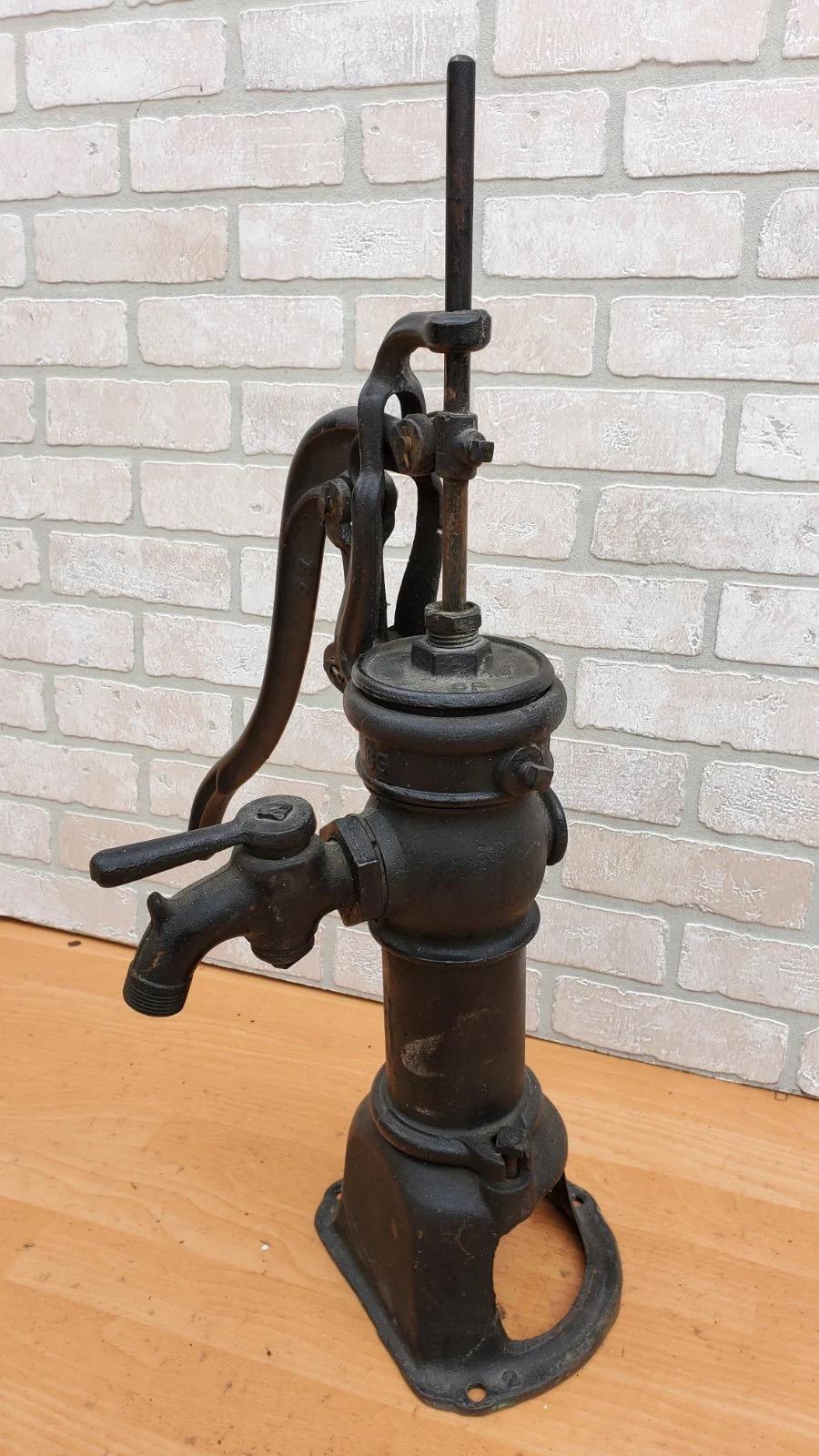 Americano Pompa per l'acqua del pozzo della fattoria in ghisa nera autentica e antica in vendita