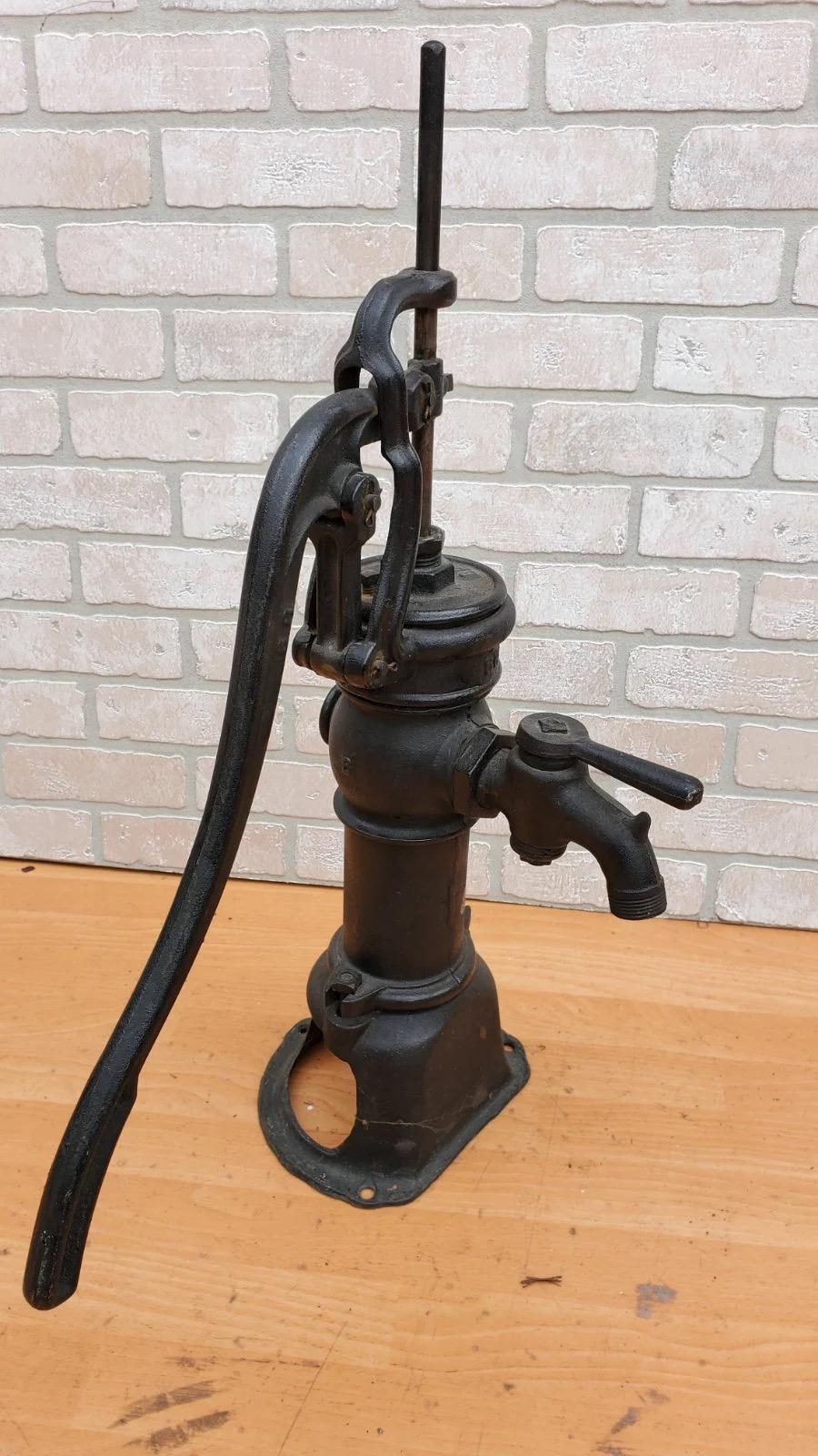 Calco Pompa per l'acqua del pozzo della fattoria in ghisa nera autentica e antica in vendita