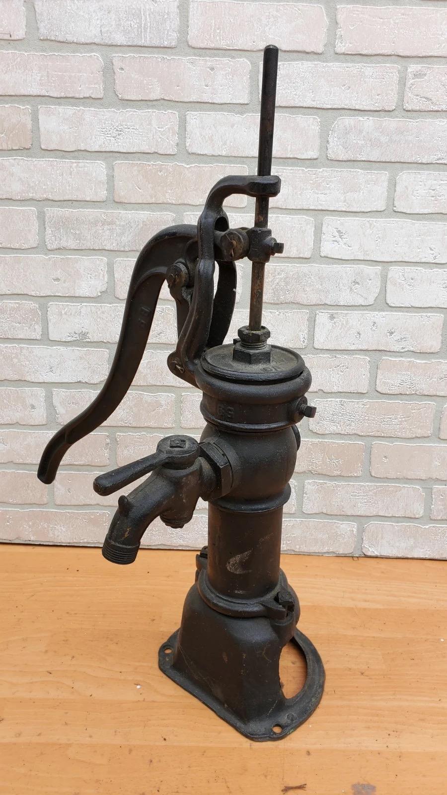 Pompa per l'acqua del pozzo della fattoria in ghisa nera autentica e antica In condizioni buone in vendita a Chicago, IL