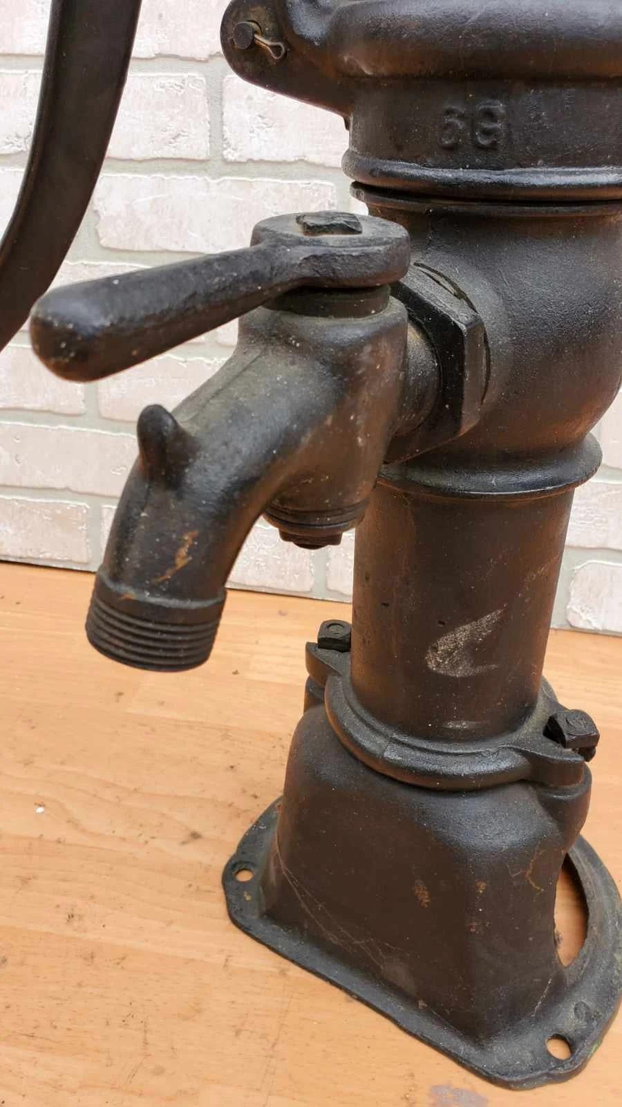 XX secolo Pompa per l'acqua del pozzo della fattoria in ghisa nera autentica e antica in vendita