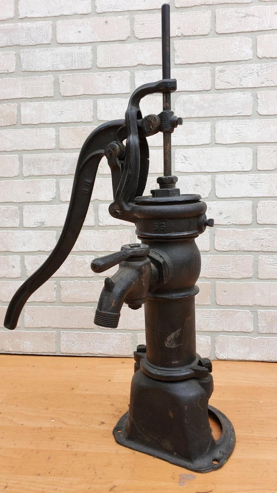 Ferro Pompa per l'acqua del pozzo della fattoria in ghisa nera autentica e antica in vendita