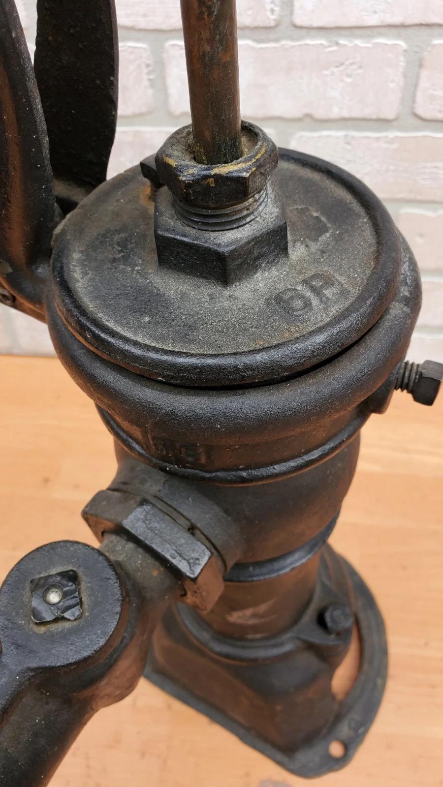 Pompa per l'acqua del pozzo della fattoria in ghisa nera autentica e antica in vendita 1