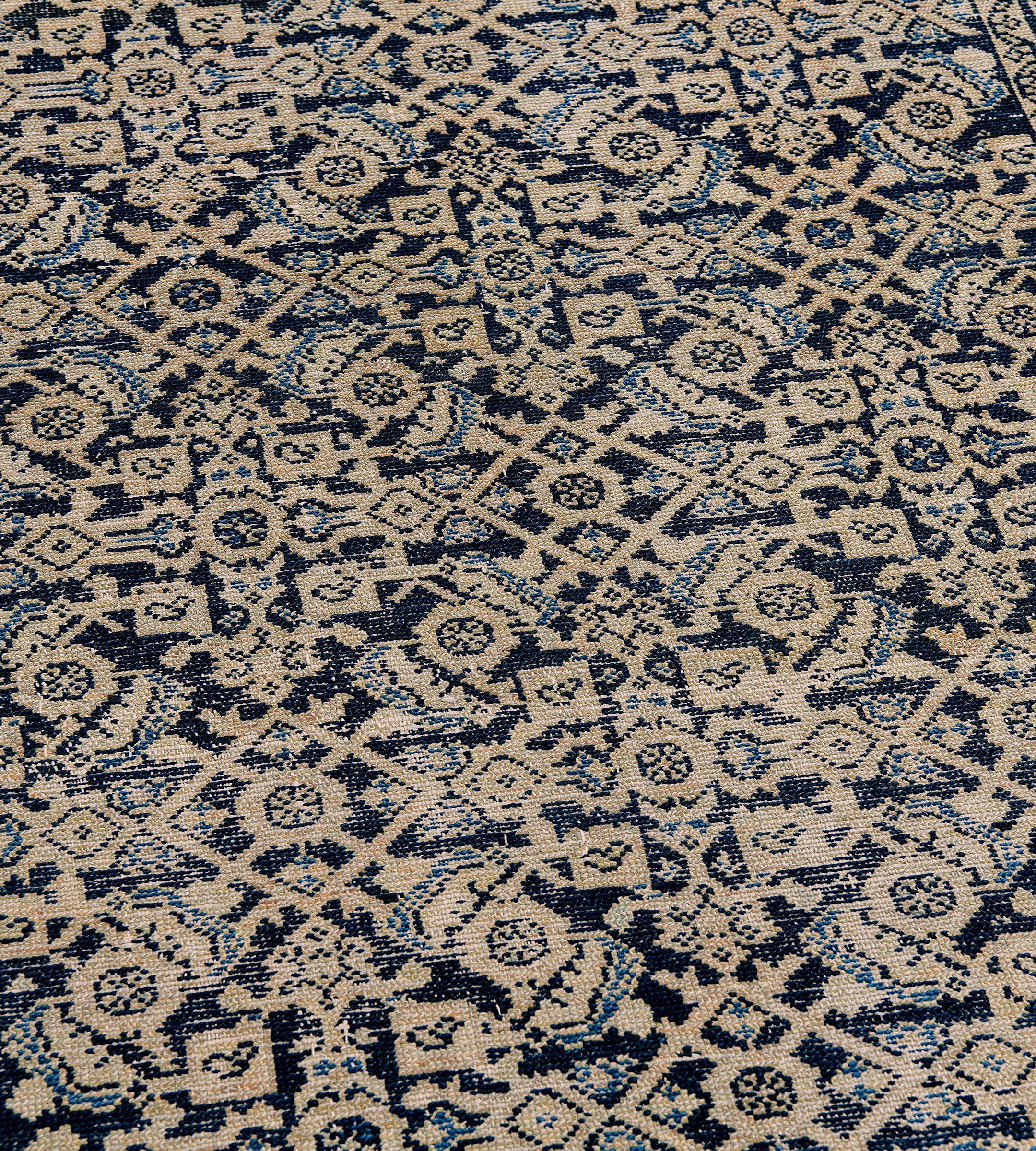 Dieser antike persische Malayer-Läufer hat ein indigoblaues Feld mit einem sandgelben und himmelblauen Herati-Muster in einer sandgelben Bordüre aus sich schlängelnden indigoblauen Ranken, die Boteh- und Blumenmotive zwischen sandgelben schmalen