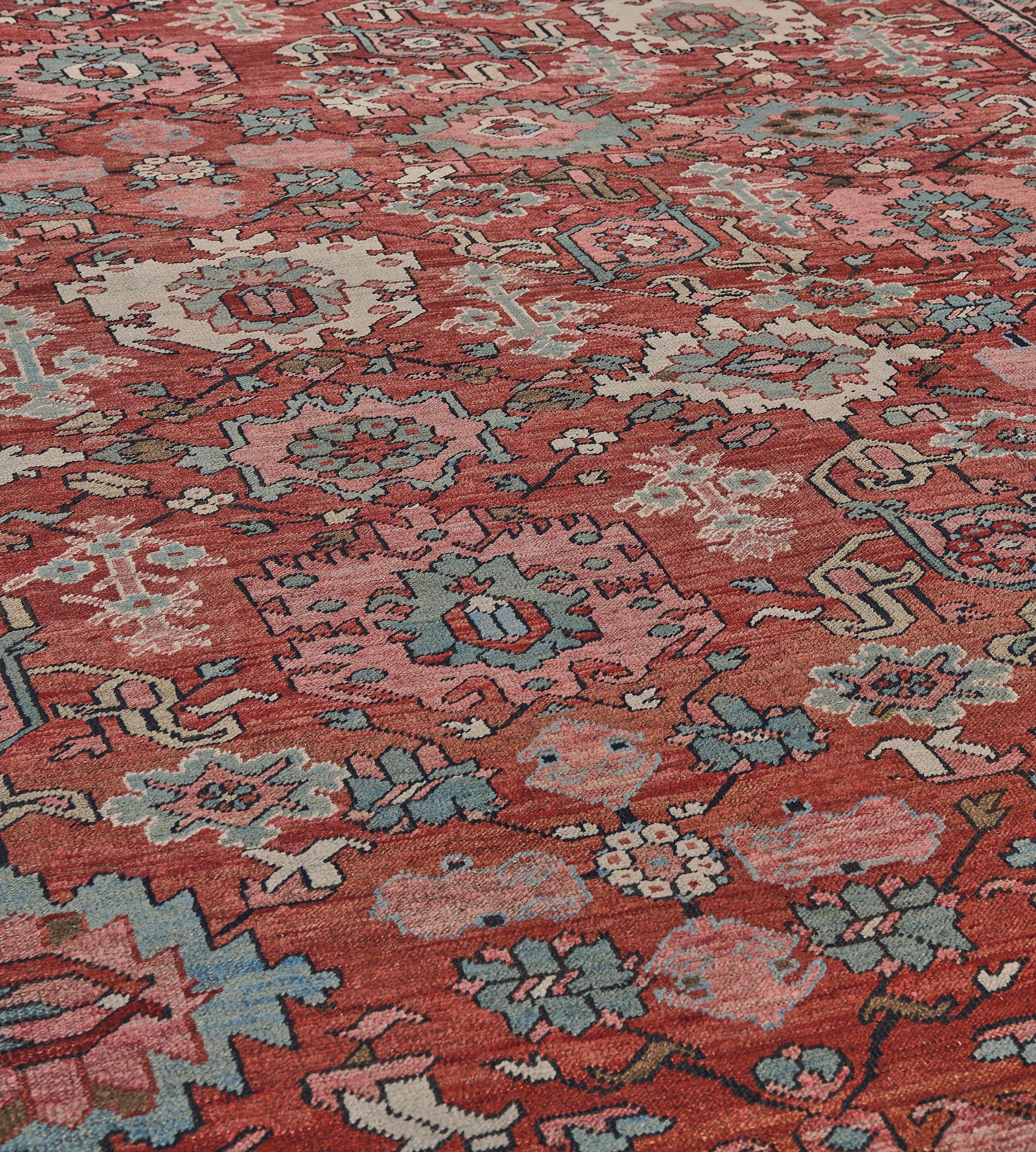 Dieser traditionelle handgewebte persische Bakhshaish-Teppich hat ein schattiertes Terrakotta-Feld mit komplizierten polychromen Palmetten-Anhängern, die schräge Ranken und ein geometrisches Blumenmotiv ausbilden, in einer schattierten