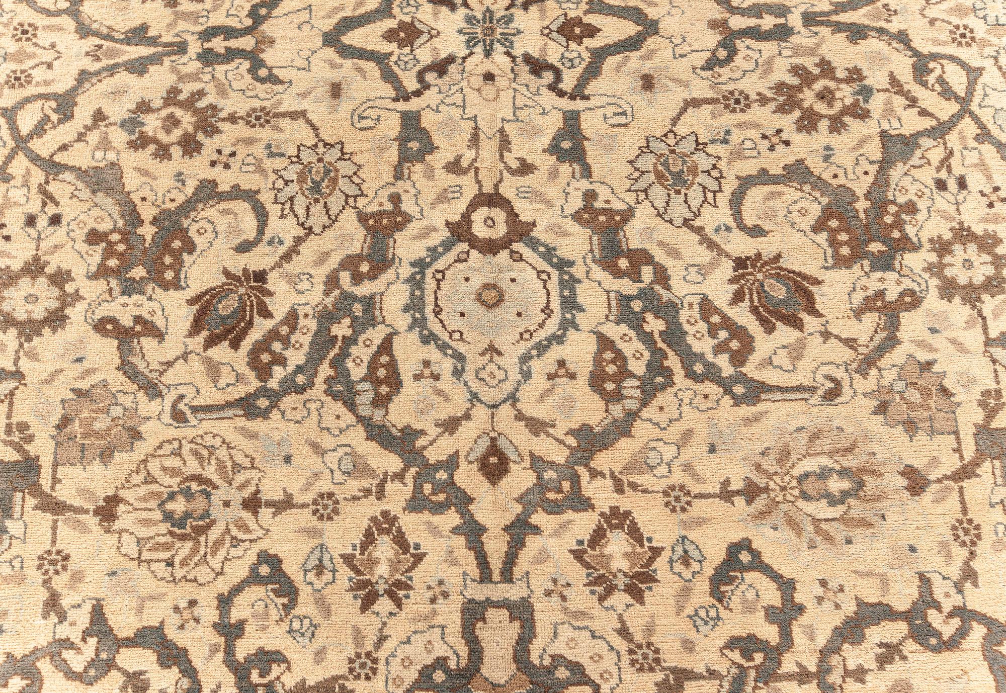 Authentique tapis persan Tabriz en beige, bleu, marron et gris
Taille : 7'10
