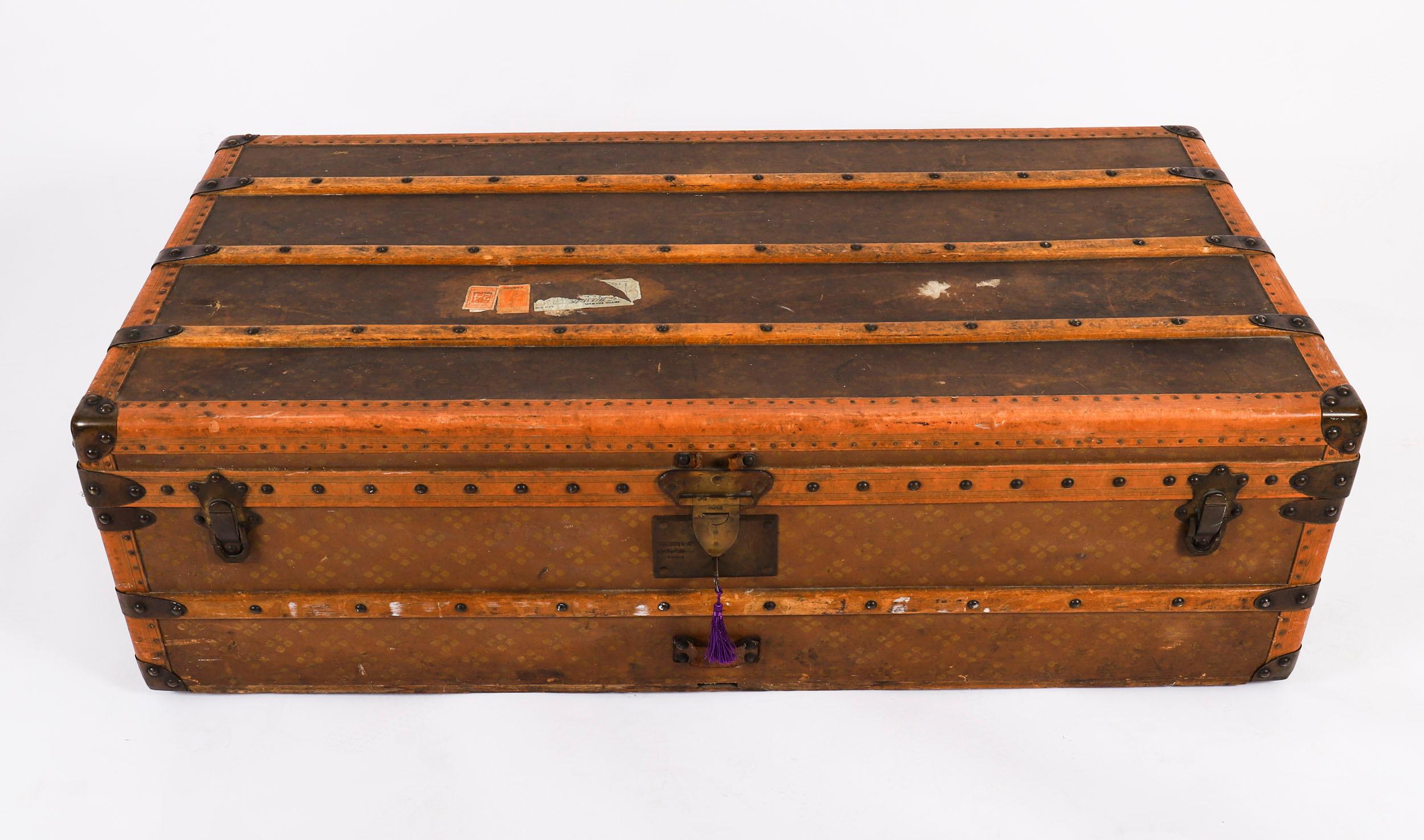 Eine luxuriöse antike Aux Etats Unis of Paris Leder Reisetasche, CIRCA 1920 in Datum.

Dieser luxuriöse französische Reisekoffer ist ein wahres Meisterwerk aus einem der renommiertesten französischen Modehäuser des späten 19. und frühen 20.