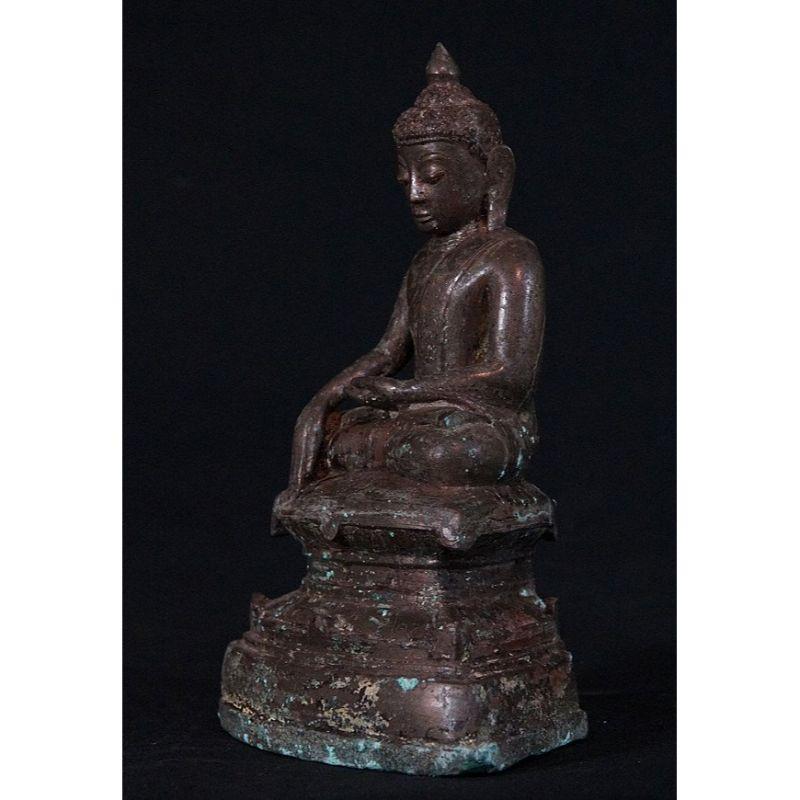 Material: bronze
Measures: 21 cm high 
13,5 cm wide
Weight: 1.592 kgs
Traces of 24 krt. gold can be found
Ava style
Bhumisparsha mudra
Originating from Burma
17-18th century.
  