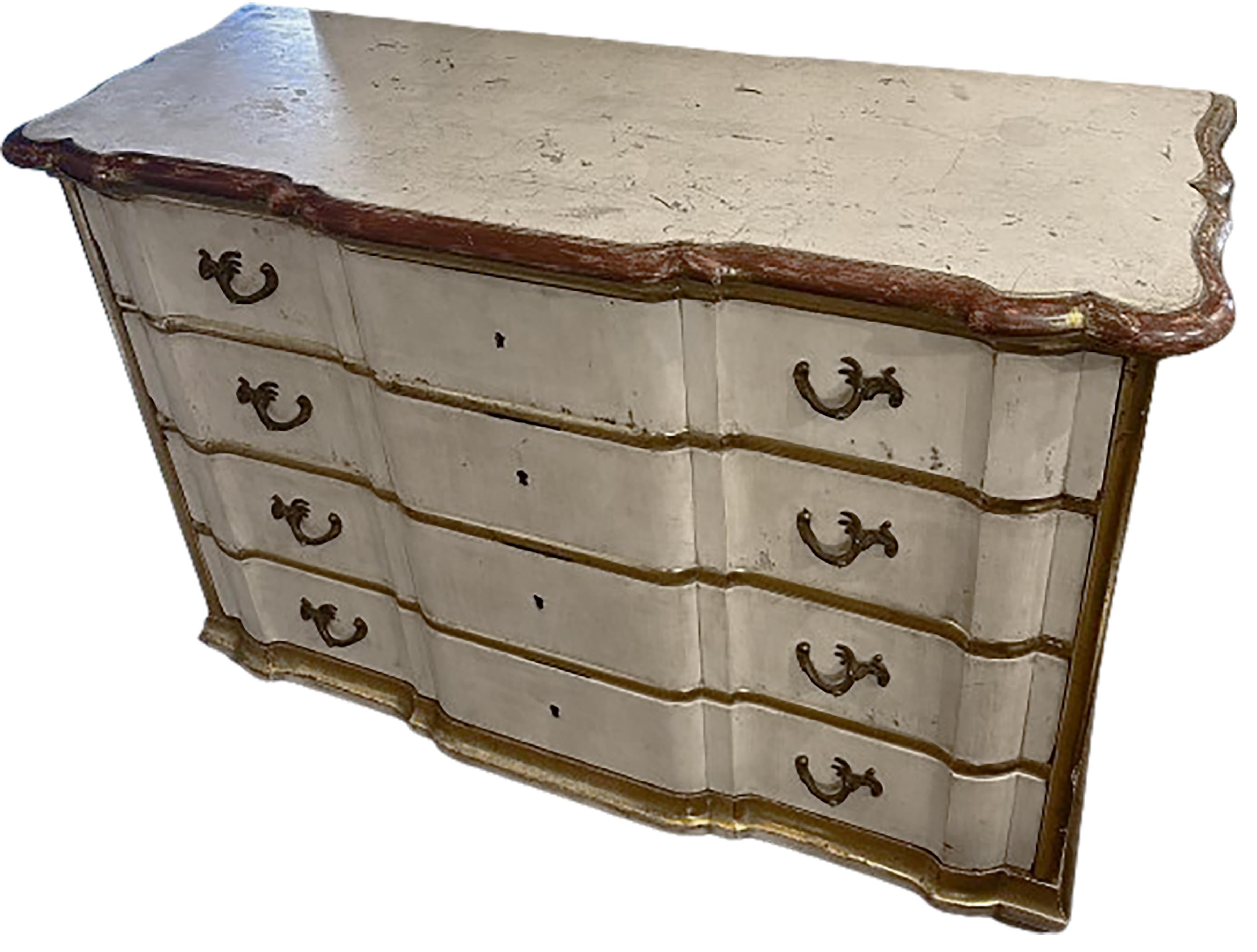 Une belle commode de style provincial français. Quatre tiroirs. Bois sculpté avec garniture dorée 22k. Finition peinte en blanc. Poignées de tiroir d'origine en laiton à acanthe avec des formes de branches. 

Aucune marque évidente n'est présente