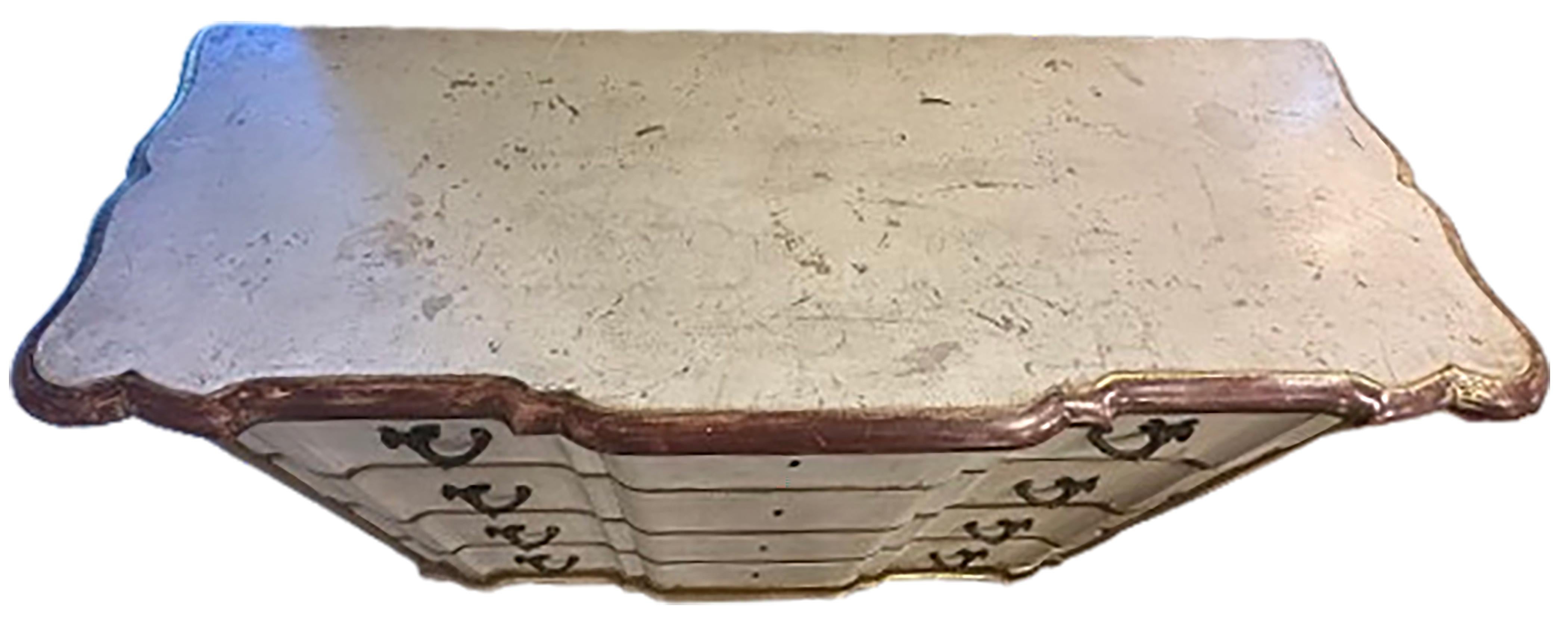 Provincial français Ancienne commode blanche de style provincial français d'Avignon avec garniture dorée en vente