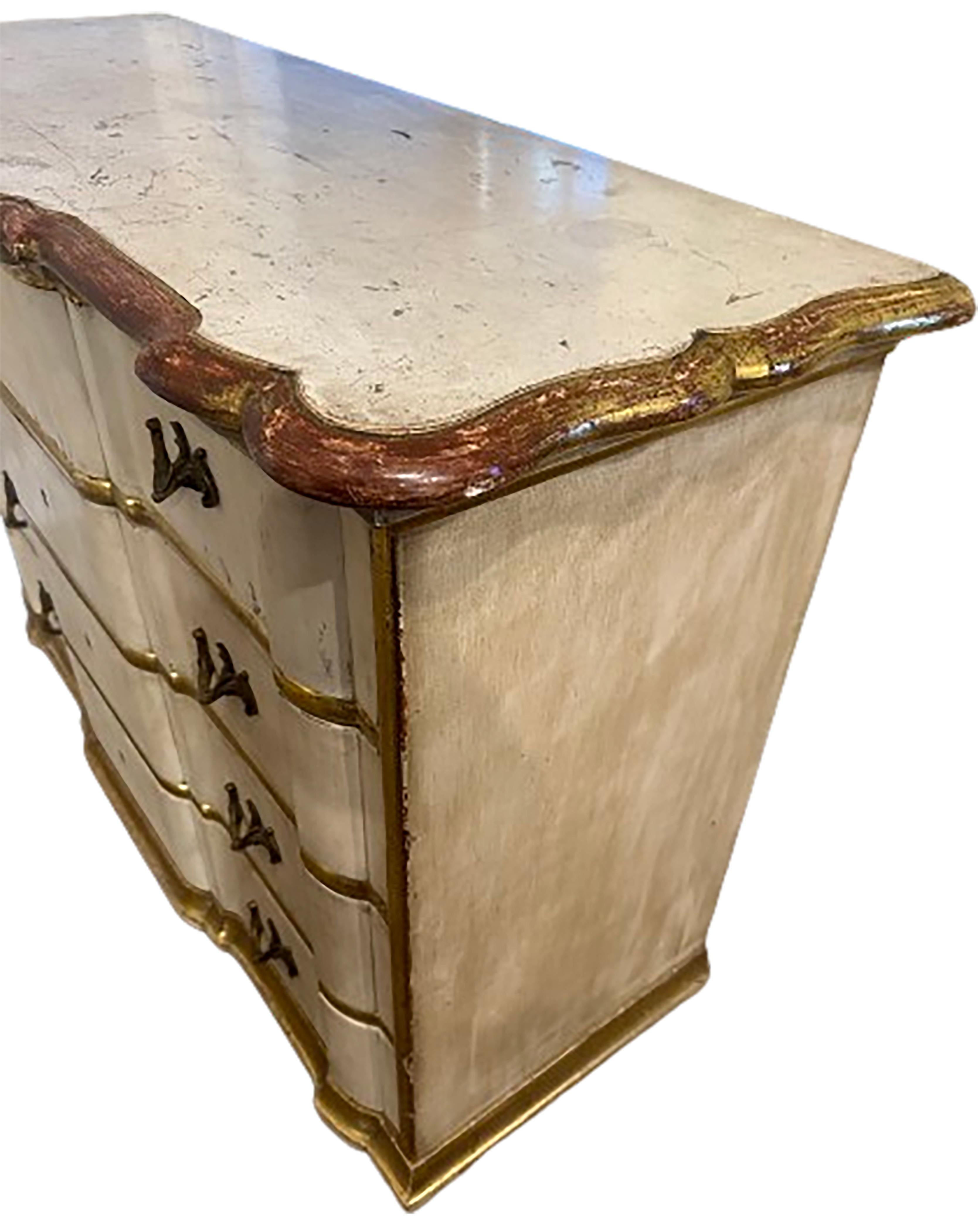 Doré Ancienne commode blanche de style provincial français d'Avignon avec garniture dorée en vente